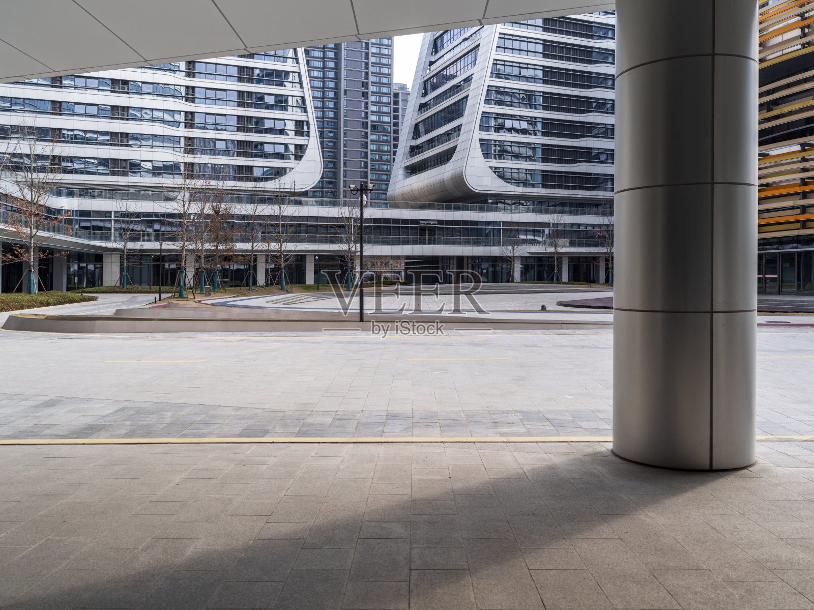 现代建筑群广场空旷场景照片摄影图片