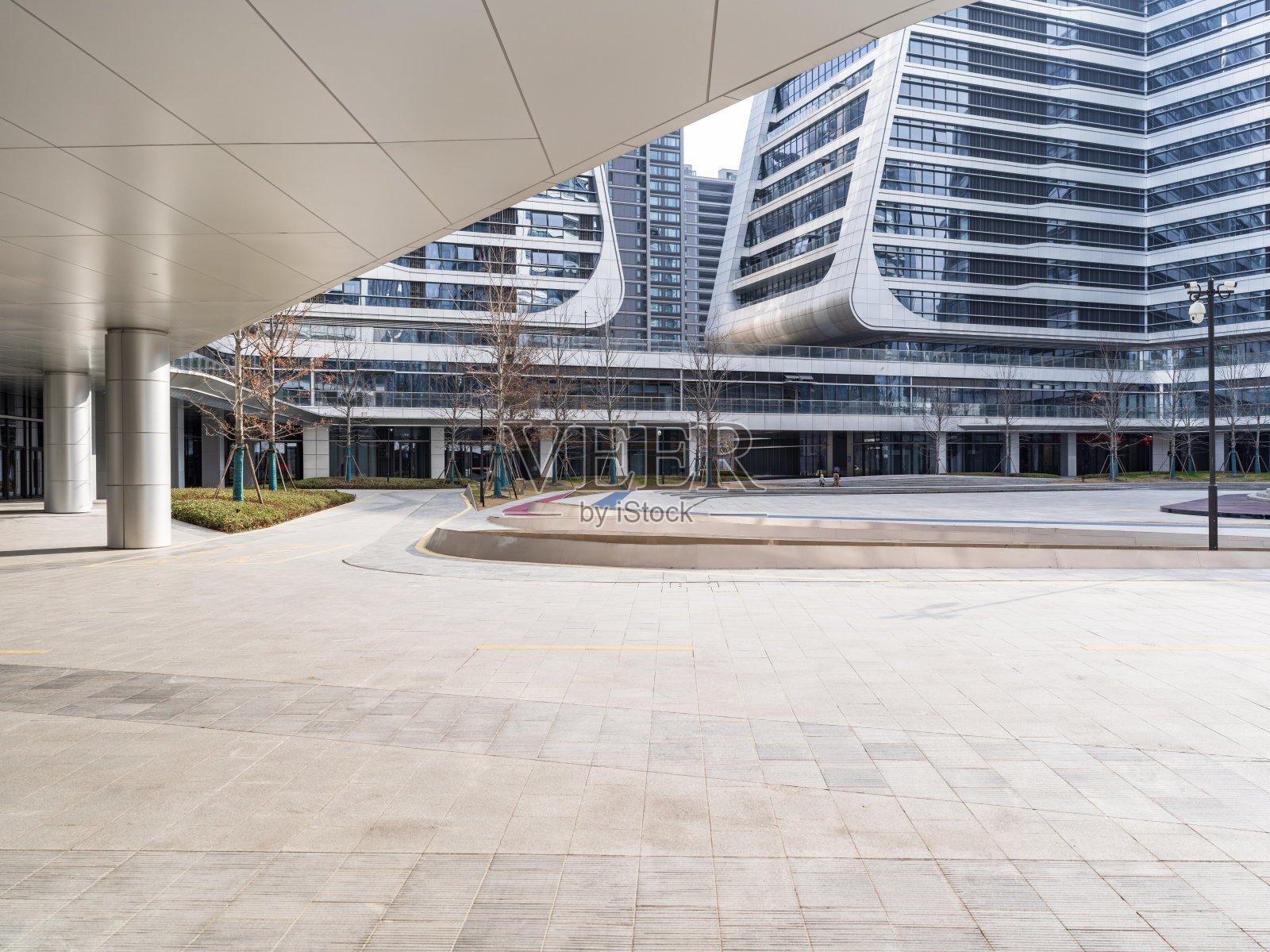 现代城市建筑群与开阔广场空间照片摄影图片