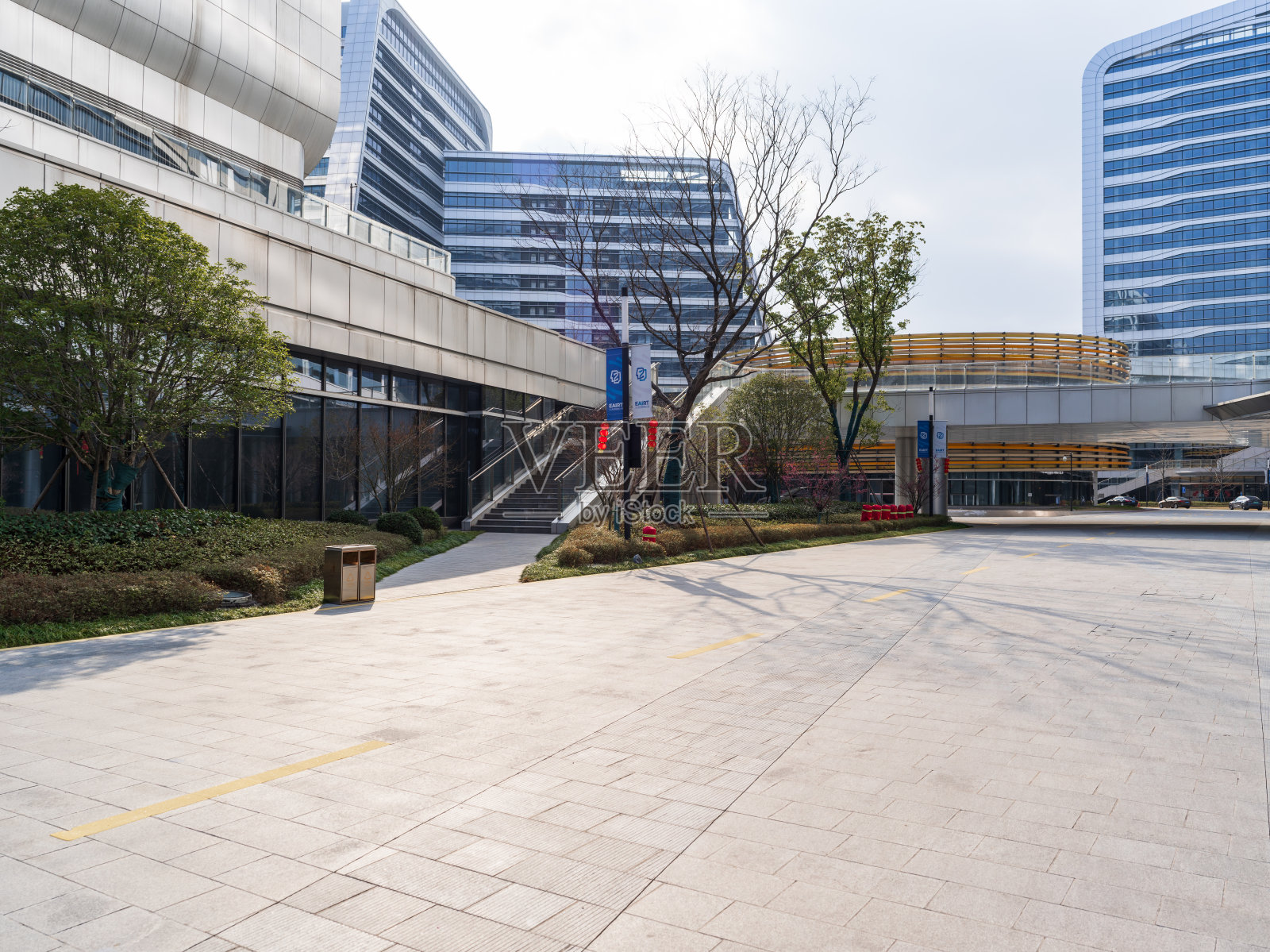 现代城市商务区广场与玻璃幕墙建筑群照片摄影图片