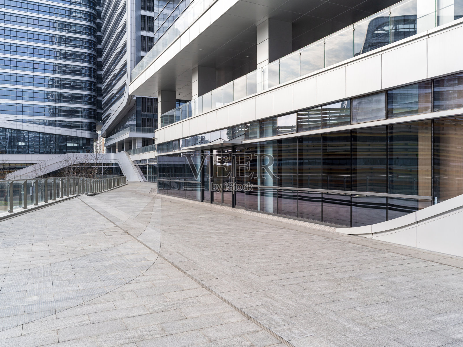 现代城市商务区玻璃幕墙建筑外景照片摄影图片