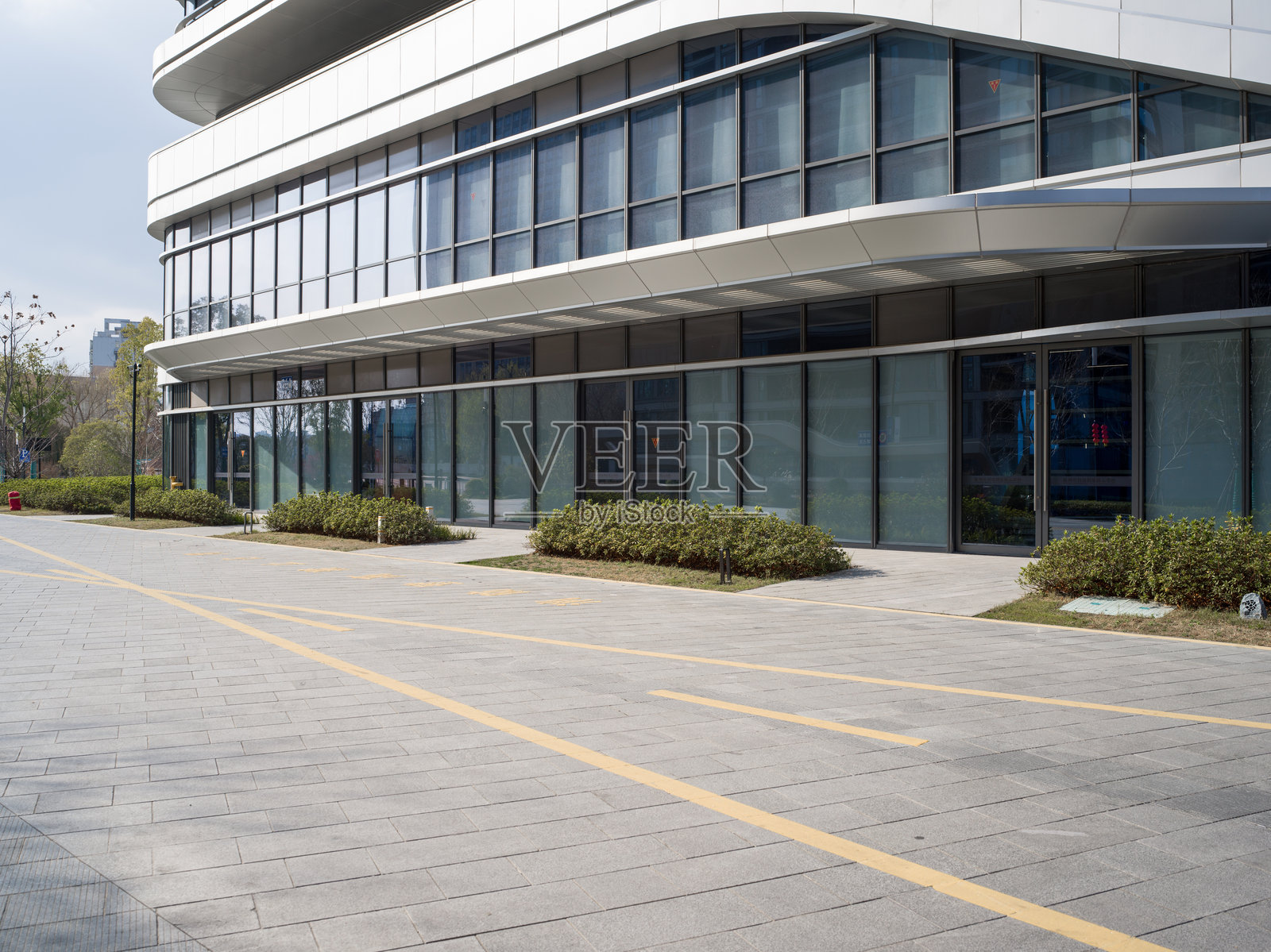 现代玻璃幕墙办公楼外景广场照片摄影图片