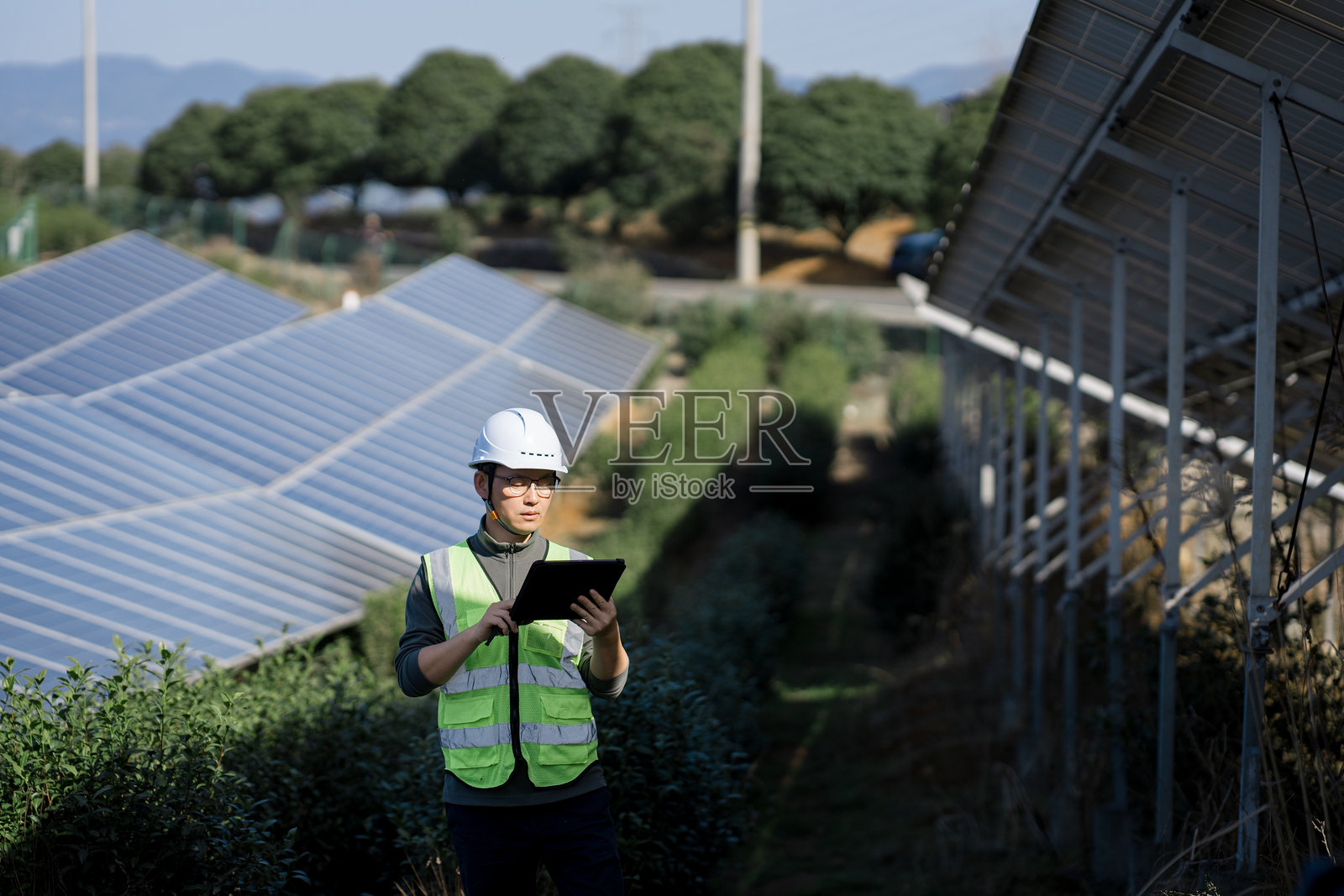 光伏电站巡检员手持平板检查设备照片摄影图片