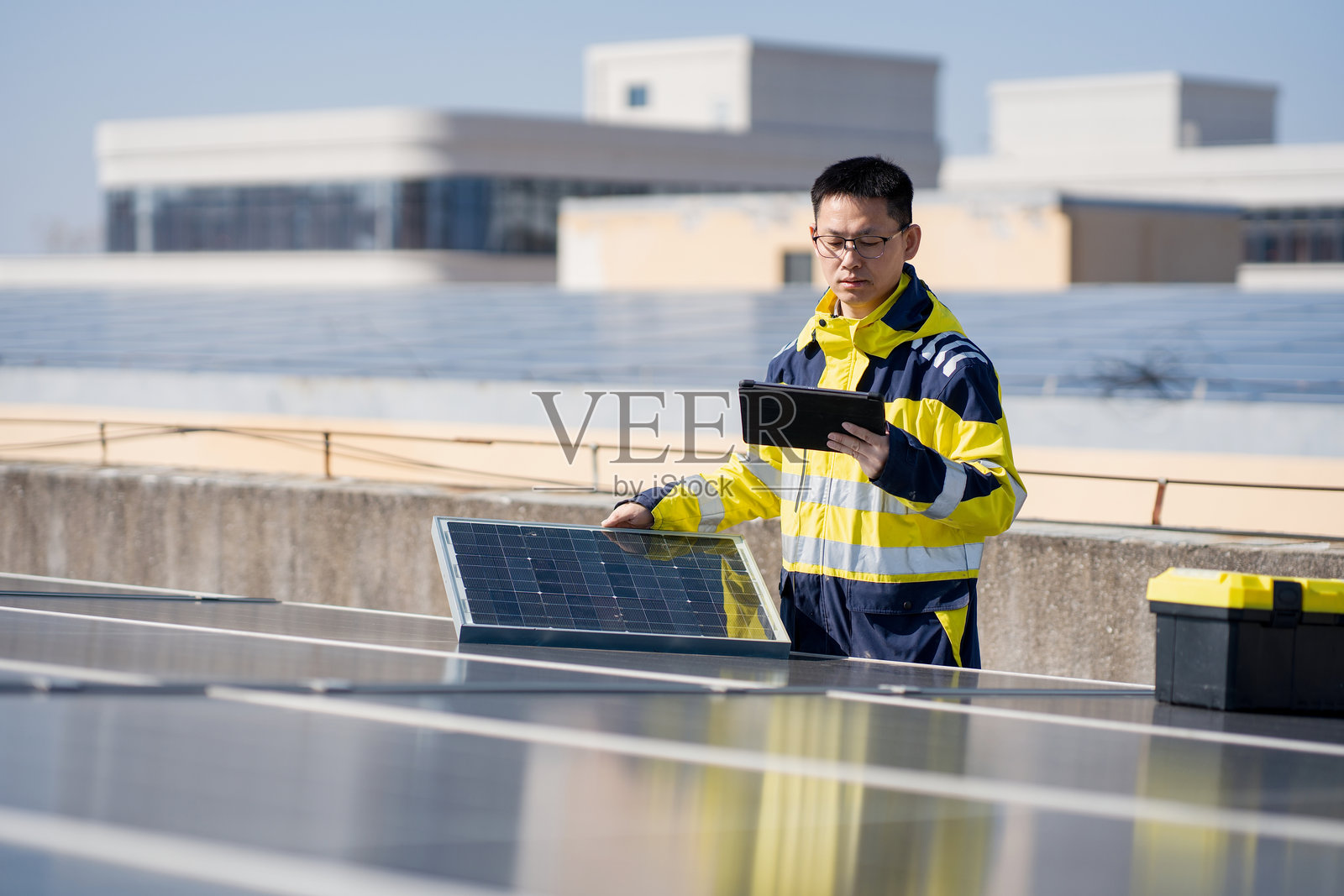工程师屋顶检测光伏板使用平板电脑照片摄影图片