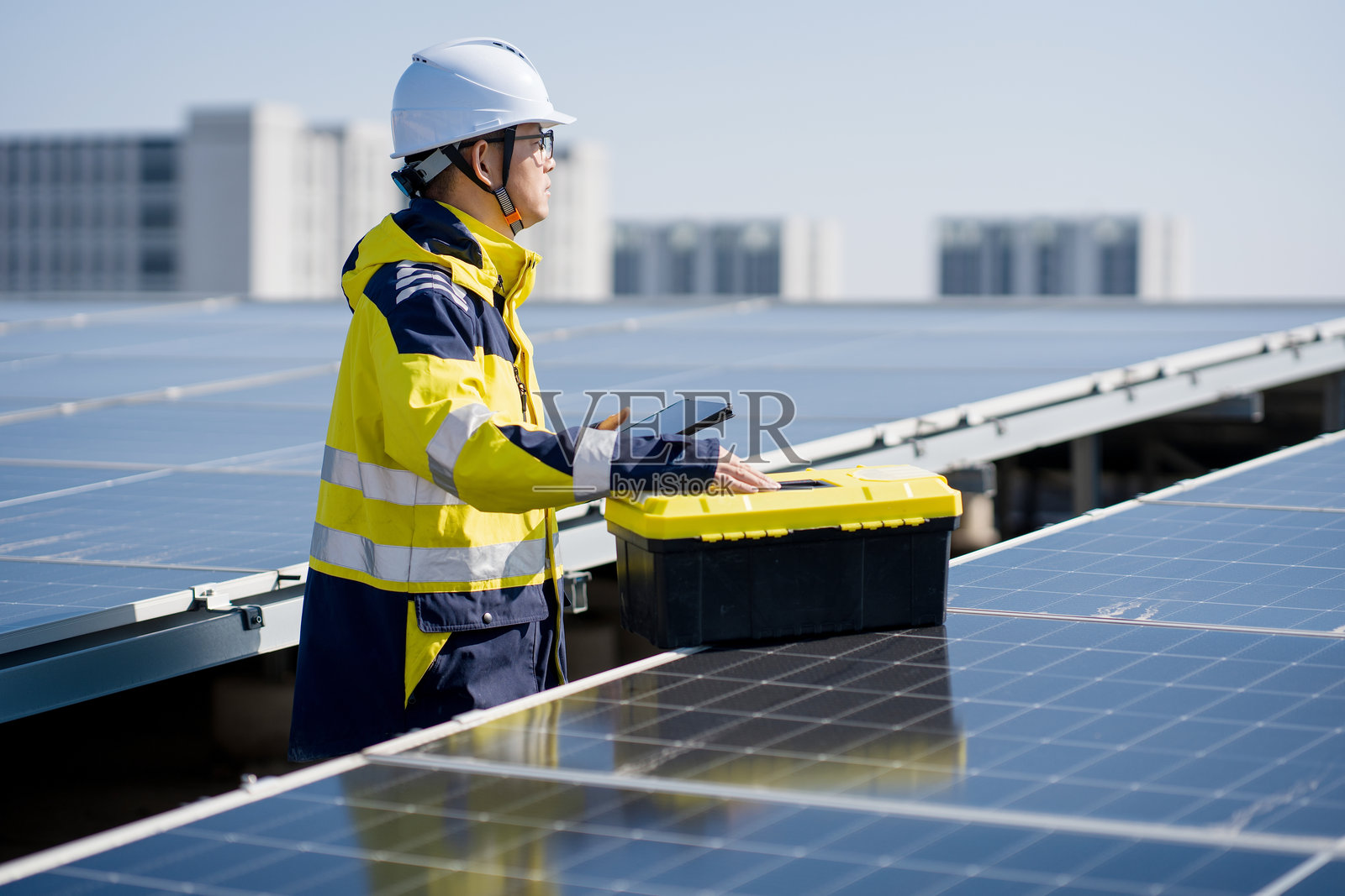 光伏电站工程师现场巡检太阳能板照片摄影图片