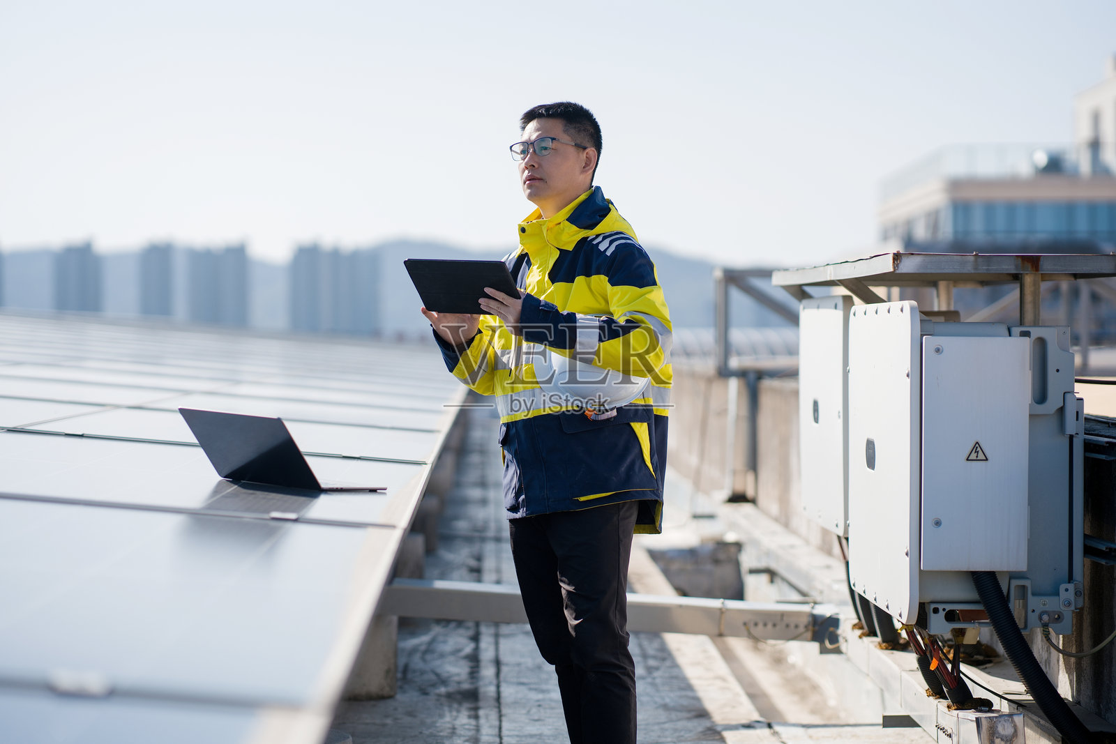 工程师屋顶巡检光伏设备持平板照片摄影图片