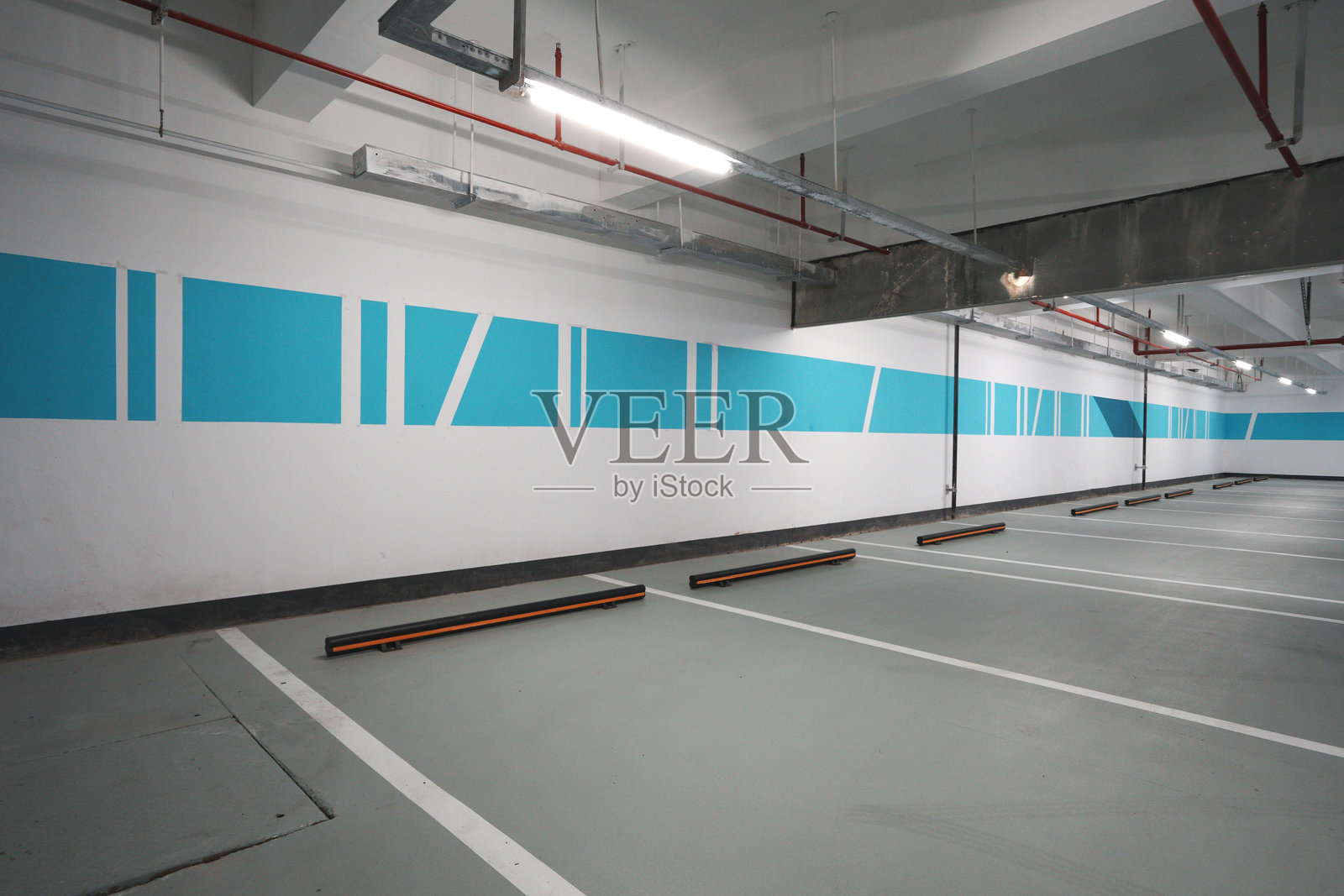 地下停车场空车位蓝白墙面设计照片摄影图片