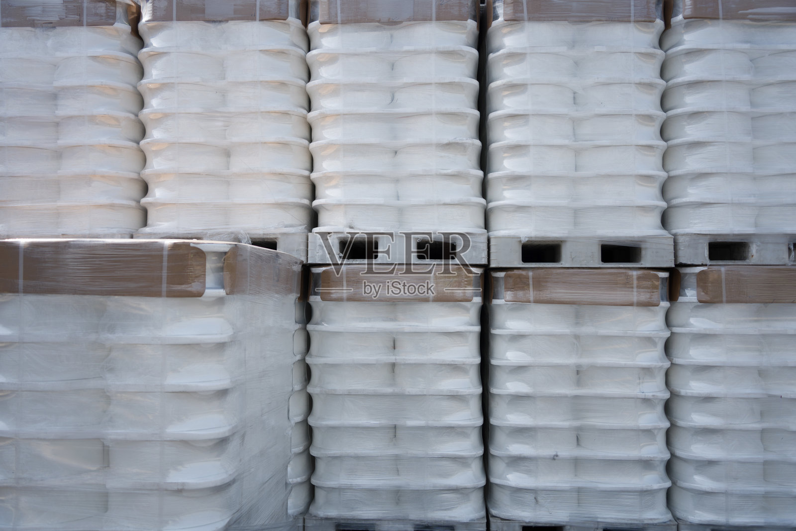 仓库内整齐堆放的白色塑料托盘货物照片摄影图片