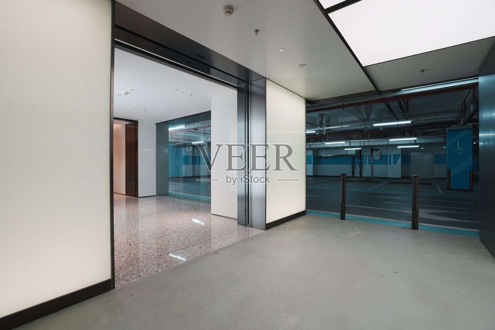现代办公楼地下车库入口通道实景照片摄影图片