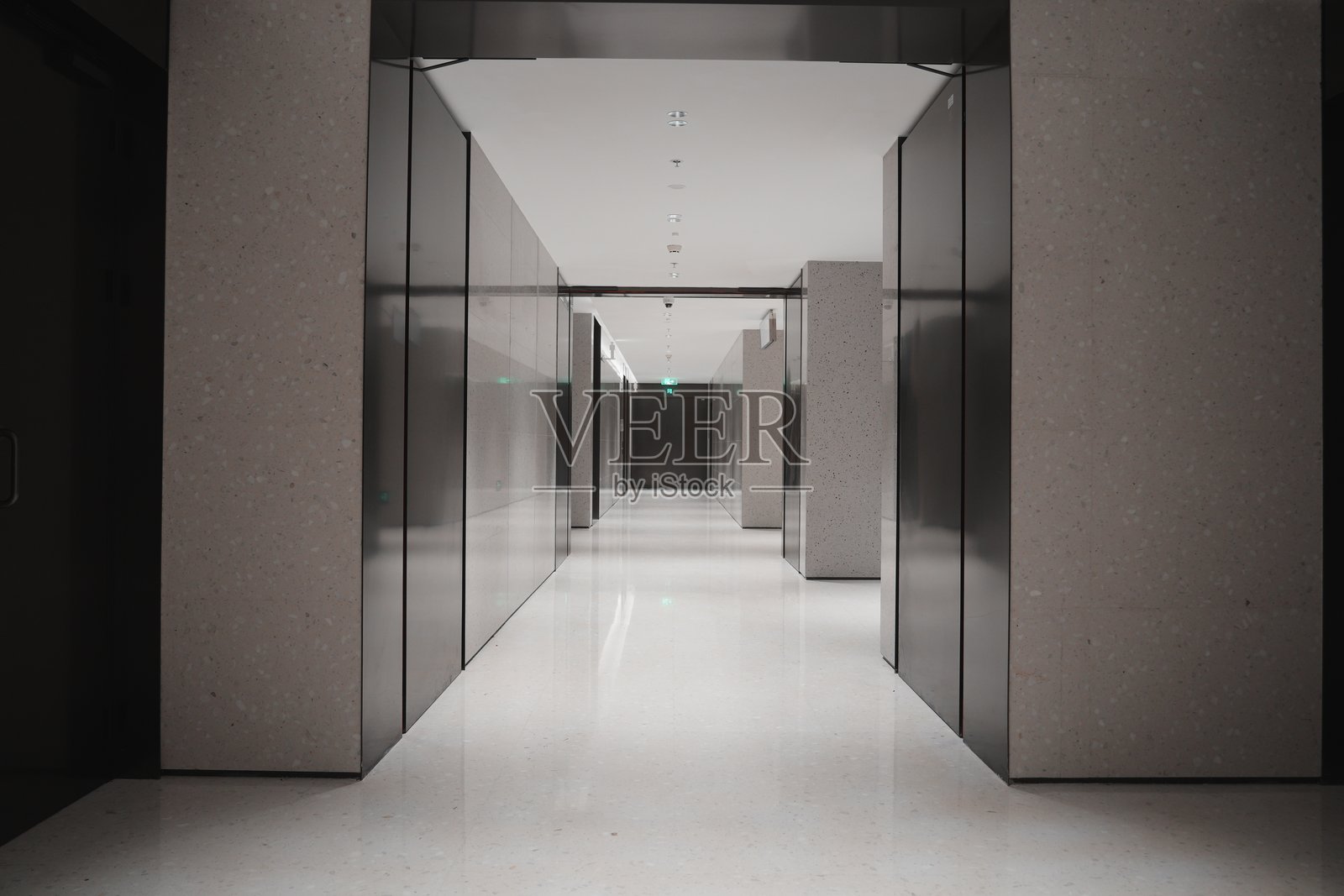 现代办公楼走廊镜面玻璃与水泥墙通道照片摄影图片