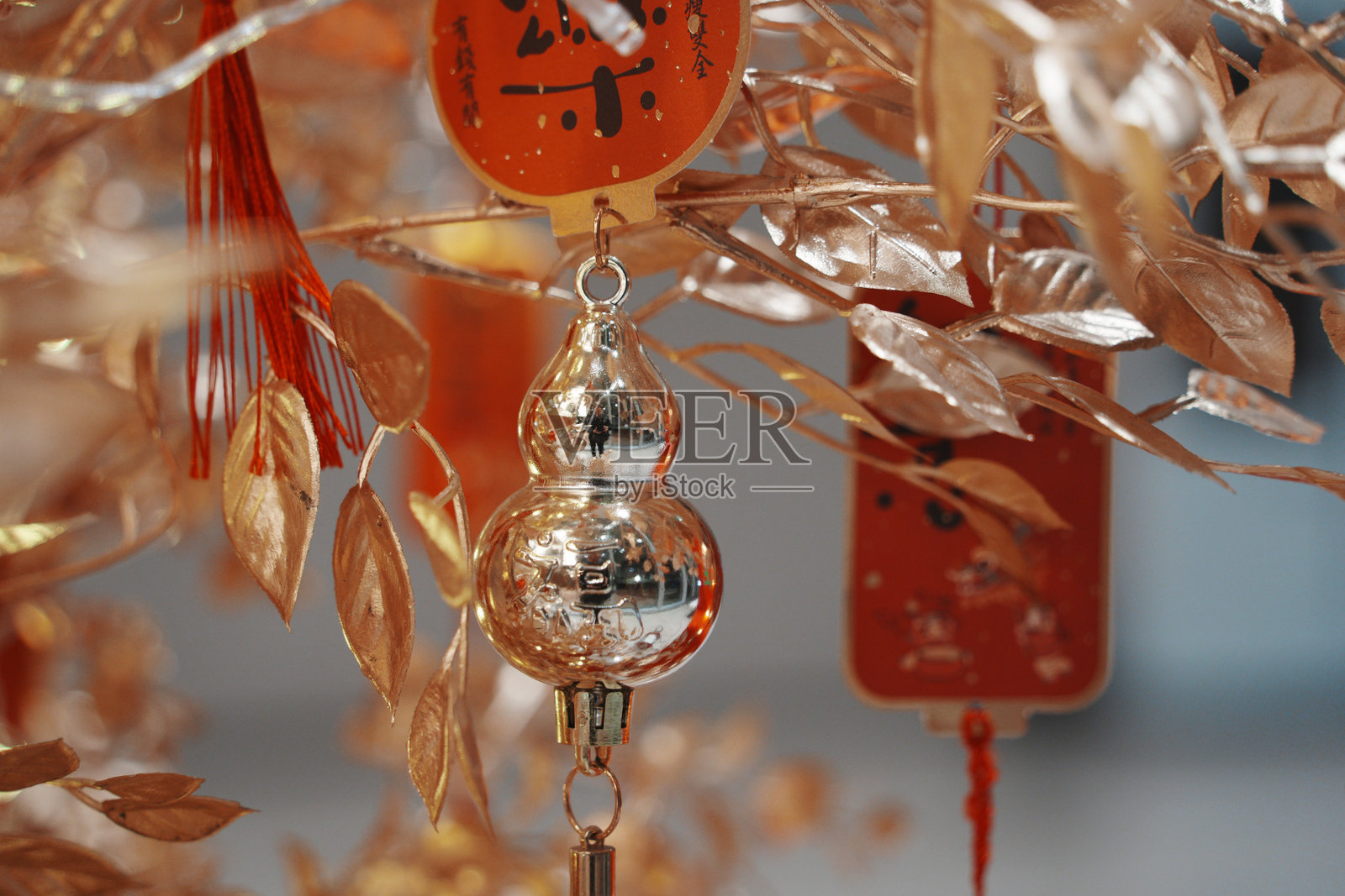 金色枝叶间悬挂葫芦挂饰与福字牌照片摄影图片