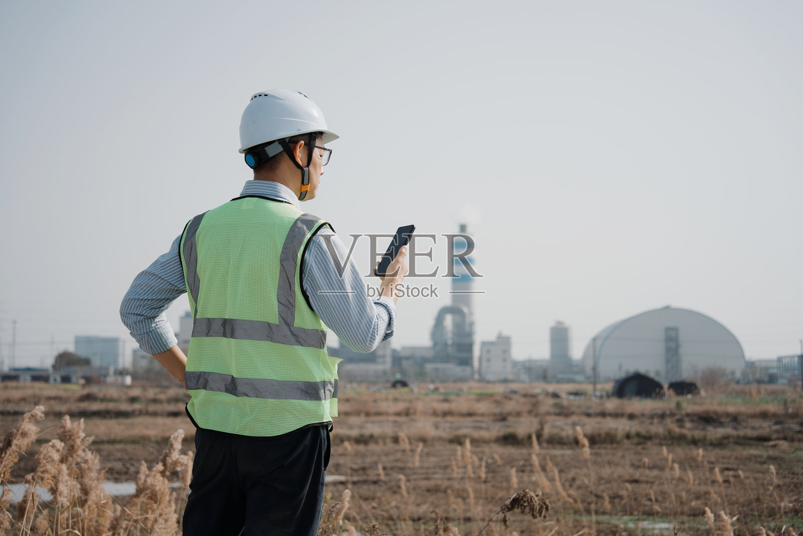 工程师现场巡检手持设备查看工厂照片摄影图片