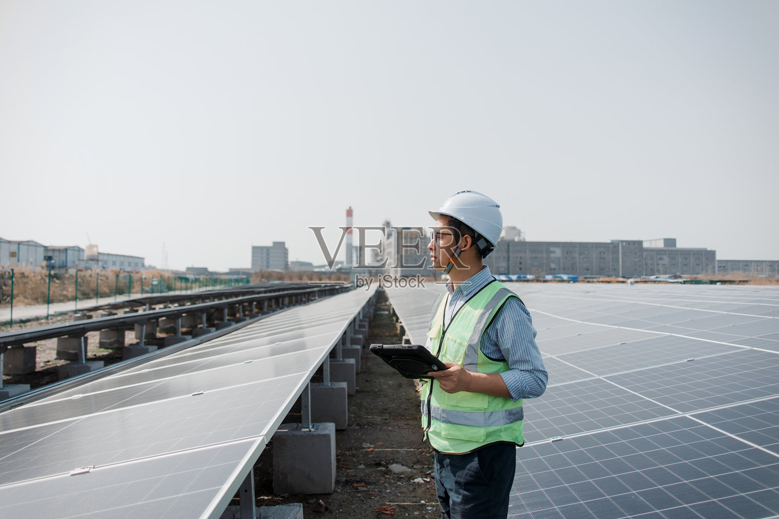 工程师巡检光伏电站太阳能板阵列照片摄影图片