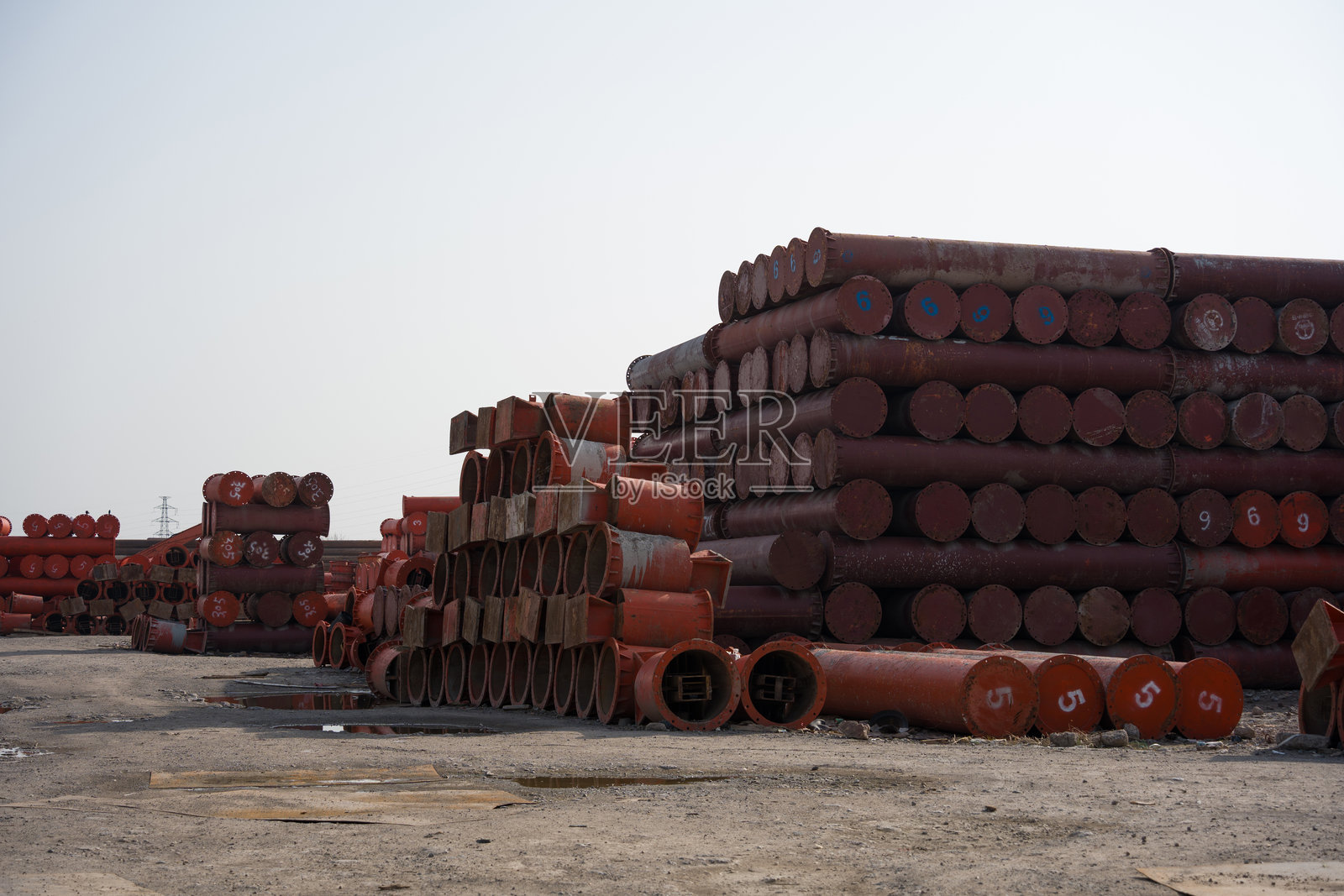 大型红色钢管堆场仓储实景照片摄影图片