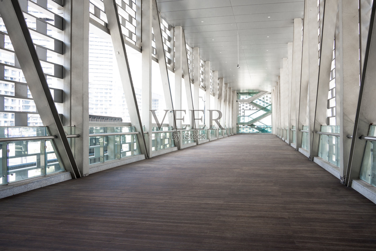 现代城市空中连廊木质地板通道照片摄影图片