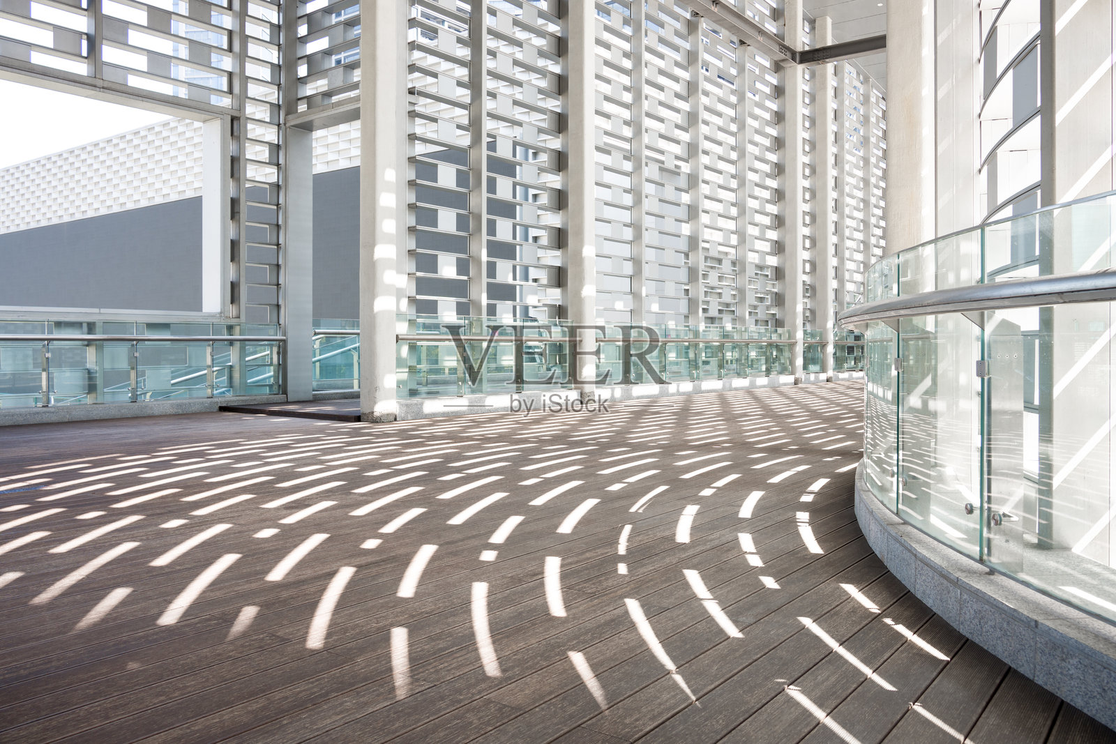 现代建筑廊道光影木质地板玻璃栏杆照片摄影图片