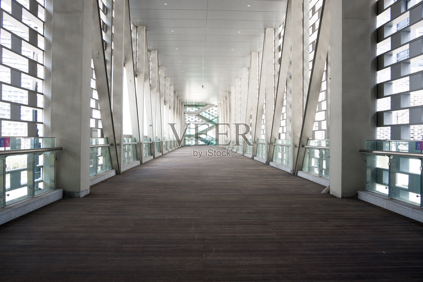 现代高架连廊木质地板通透结构照片摄影图片