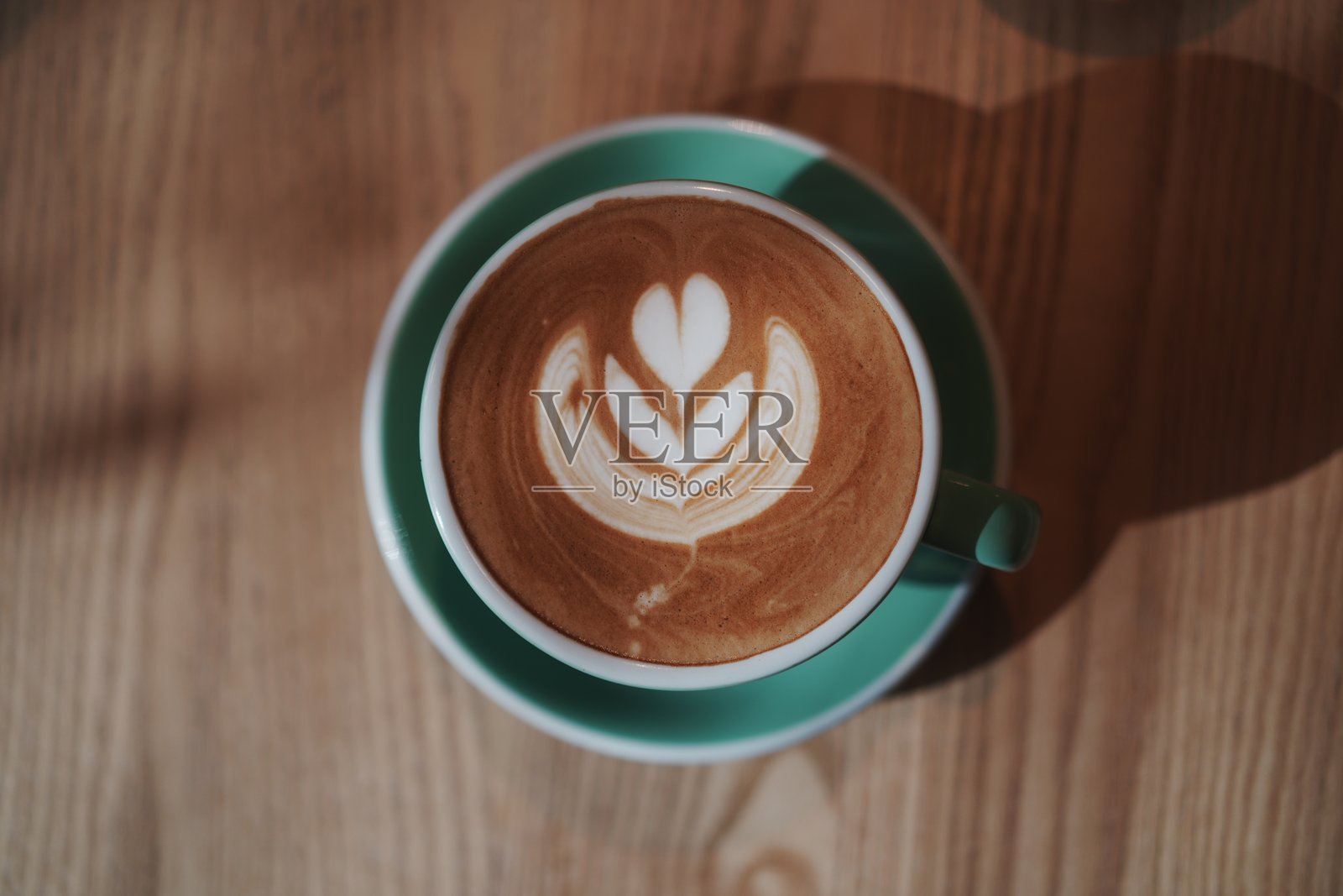 木质桌面青瓷杯拉花咖啡俯拍特写照片摄影图片