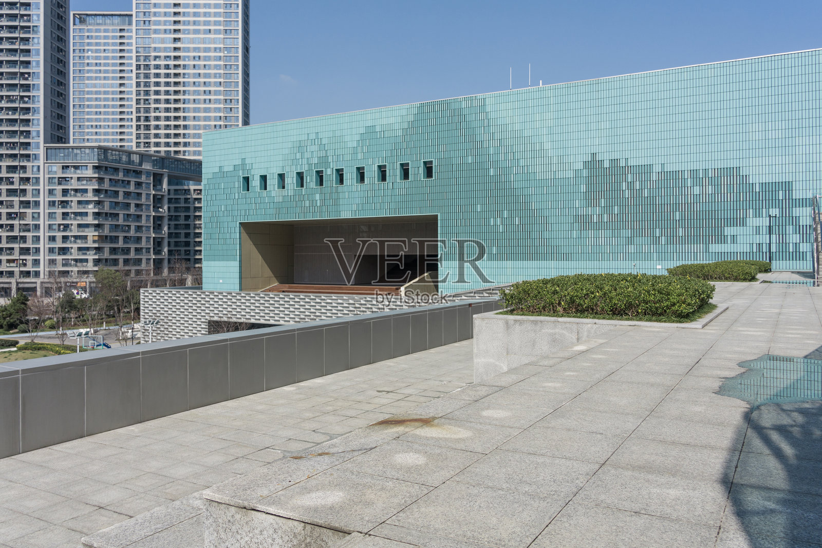 现代玻璃幕墙建筑与城市高楼群景照片摄影图片