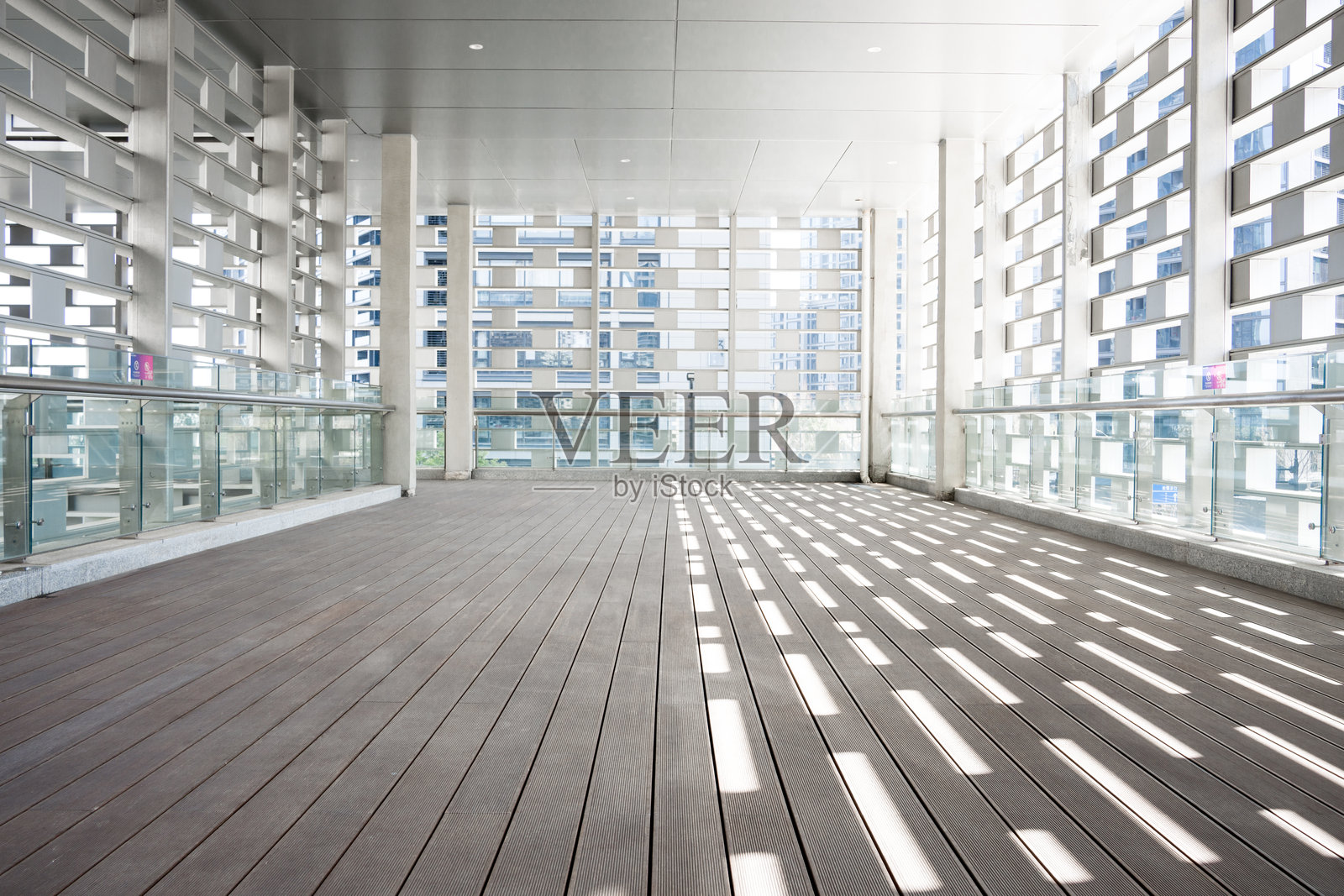 现代建筑室内走廊木质地板光影效果照片摄影图片