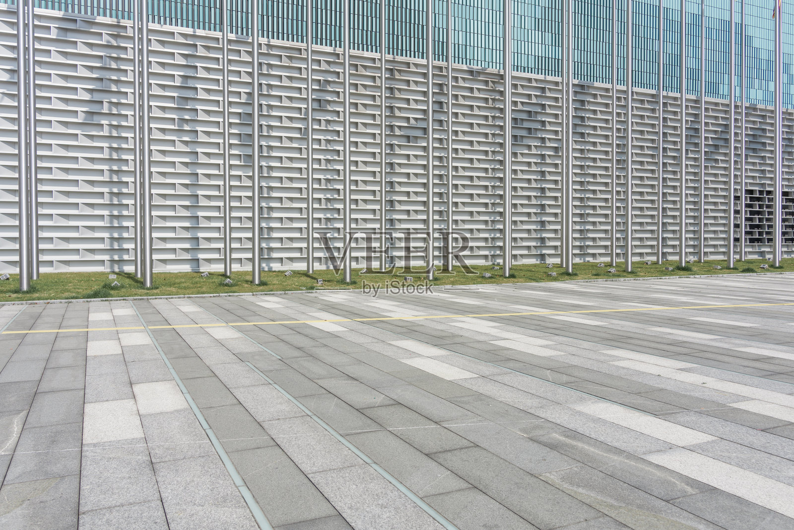 现代建筑外立面金属格栅广场地面照片摄影图片