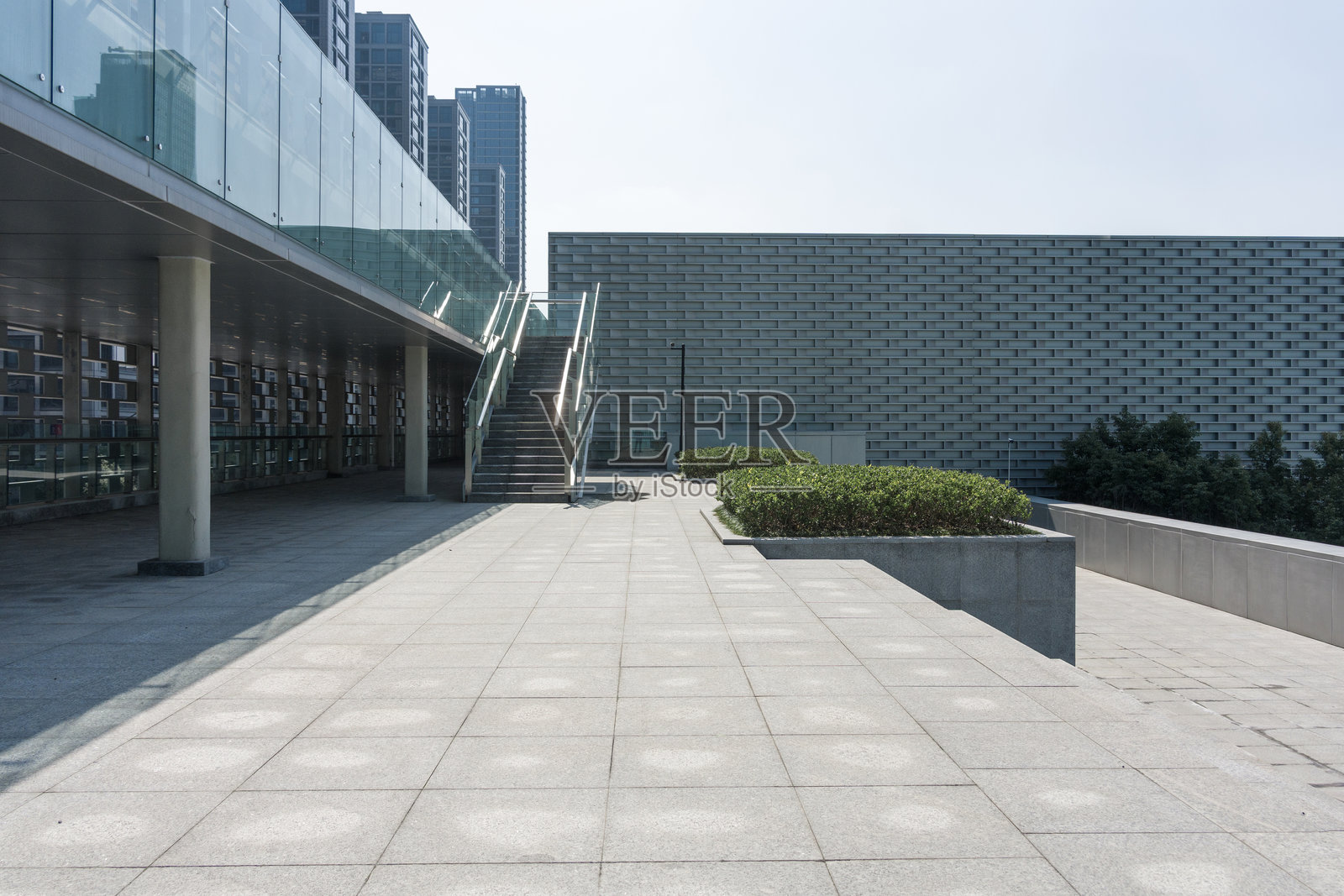 现代建筑广场台阶绿植与玻璃幕墙照片摄影图片
