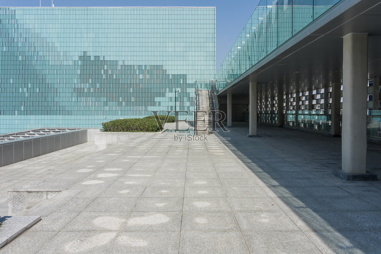 现代玻璃幕墙建筑广场空旷场景照片摄影图片