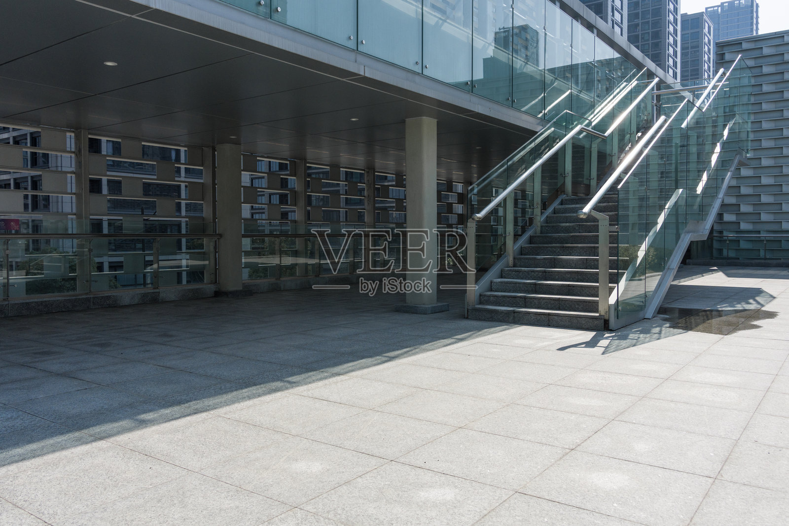 现代城市玻璃楼梯与建筑连廊景观照片摄影图片