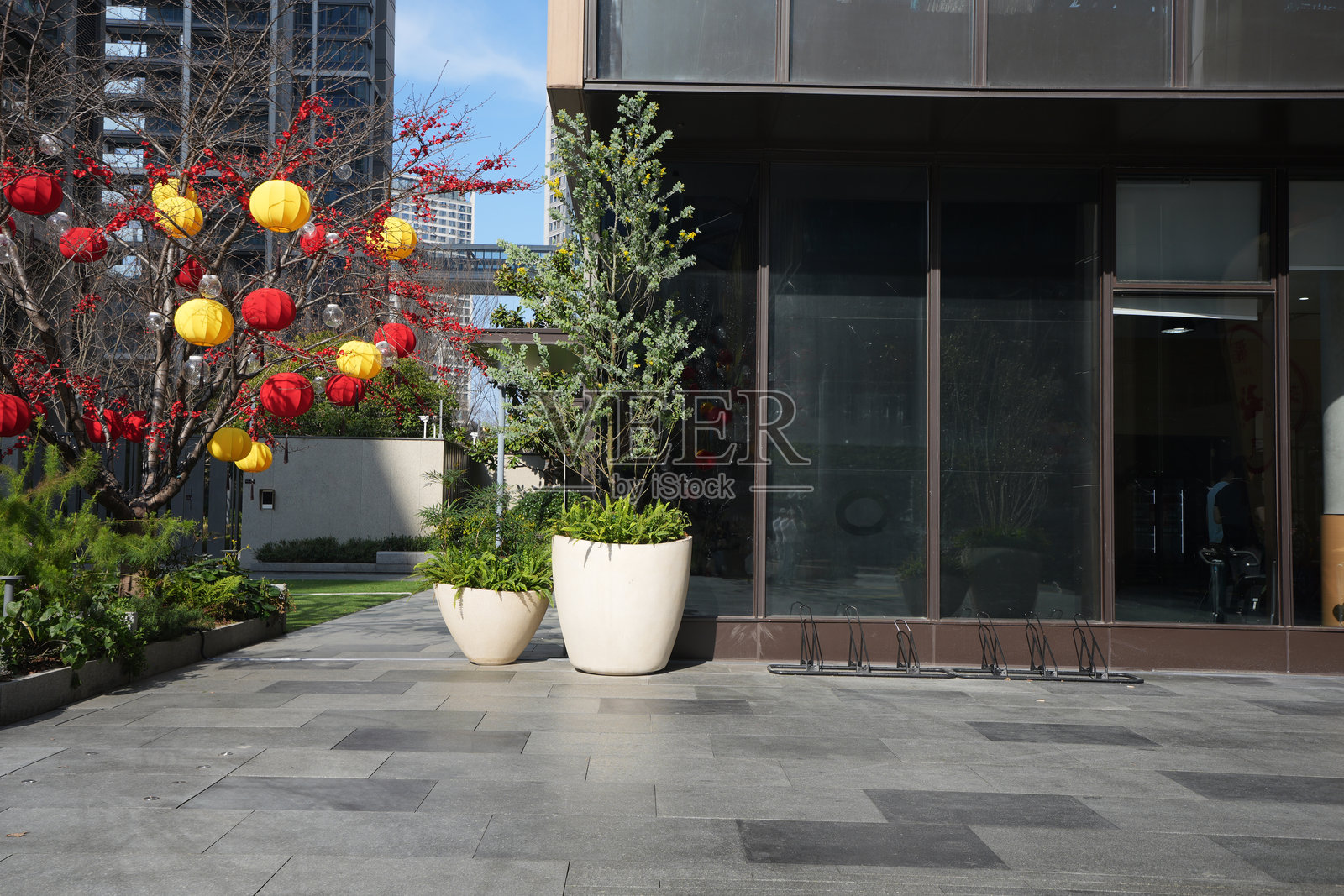 现代建筑前红黄灯笼装饰庭院景观照片摄影图片