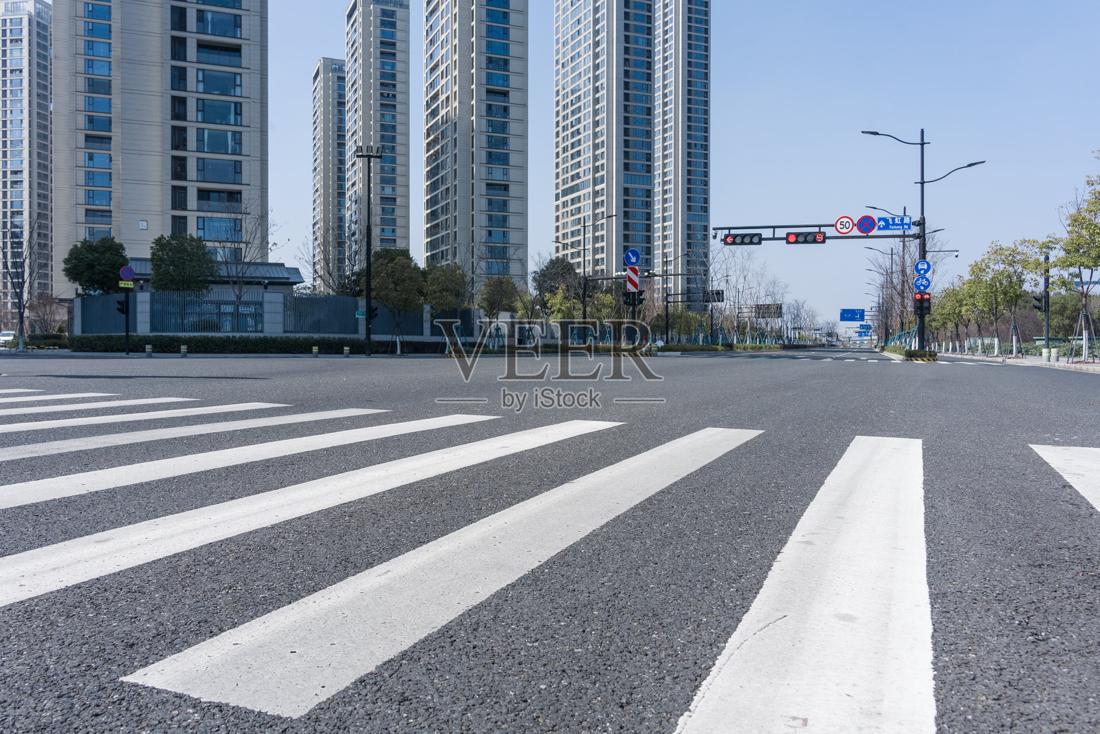 城市空旷街道斑马线与高楼林立景象照片摄影图片