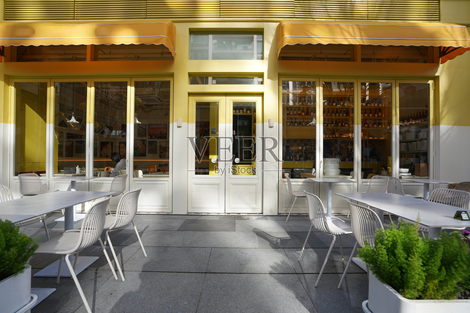 黄色店面户外咖啡座空置场景照片摄影图片