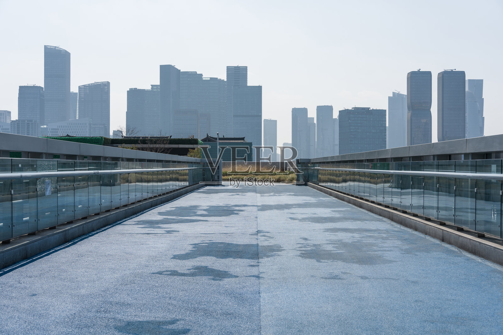 城市高架步道空旷远景现代建筑群照片摄影图片