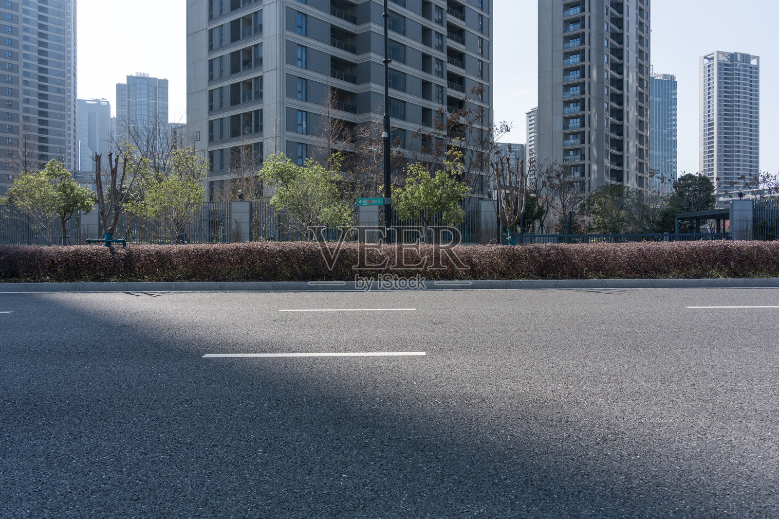 城市道路空旷沥青路面高楼林立背景照片摄影图片
