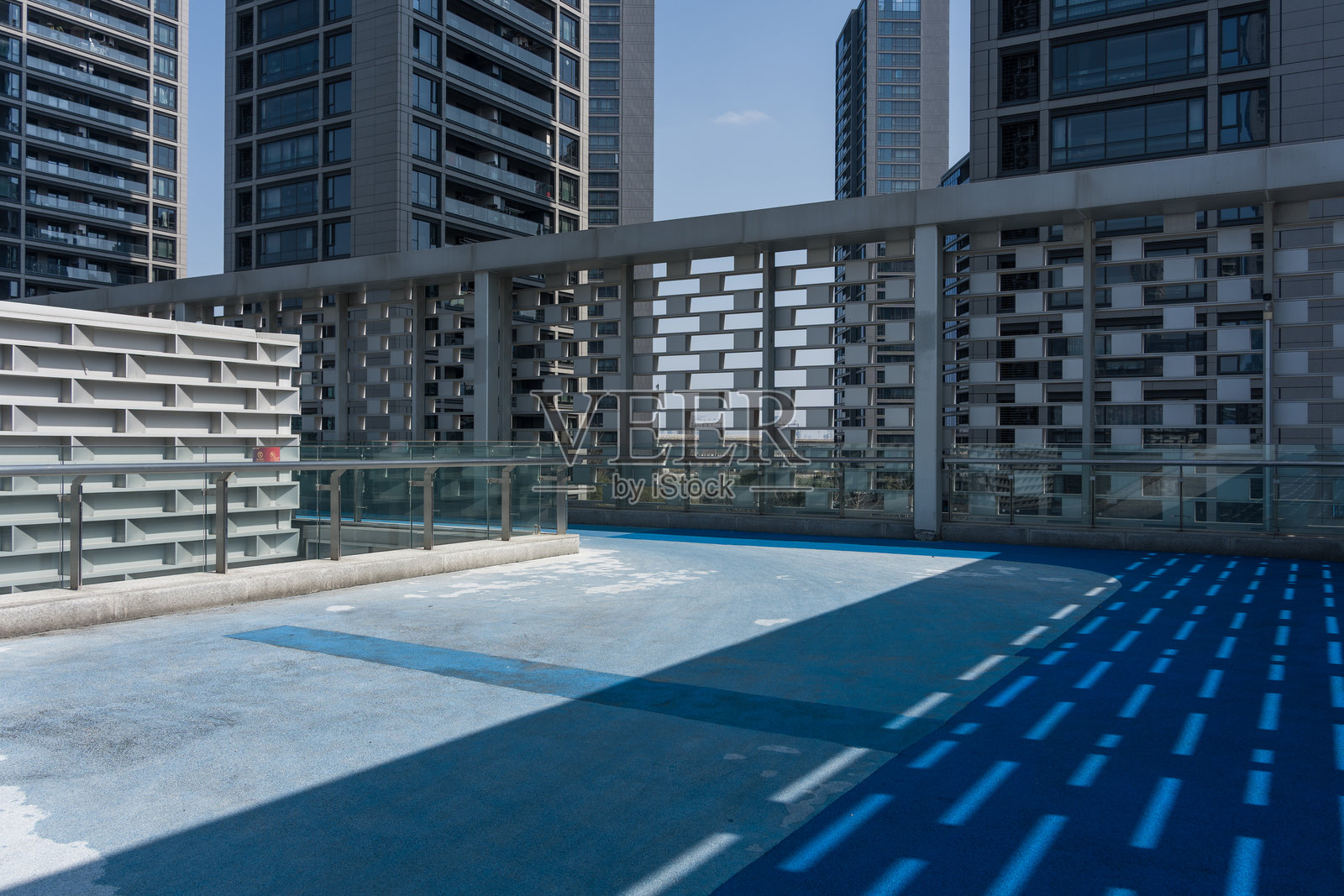 现代高层建筑间空中连廊蓝色步道照片摄影图片