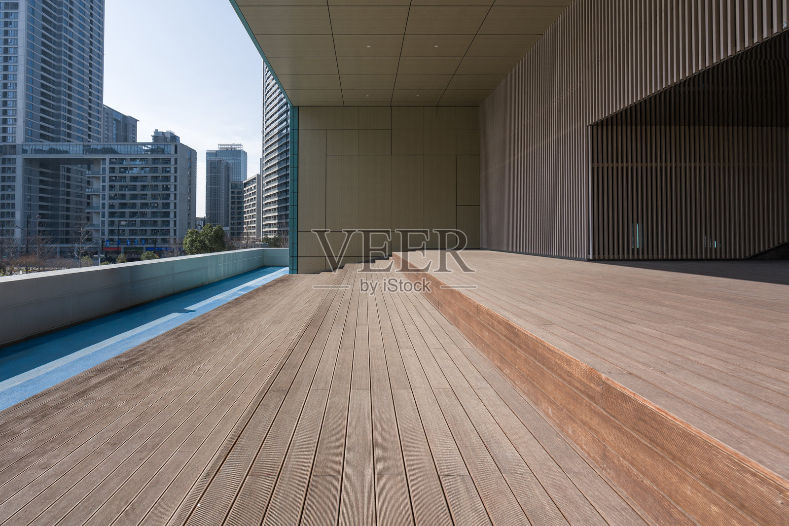 现代建筑露台木质平台城市高楼背景照片摄影图片