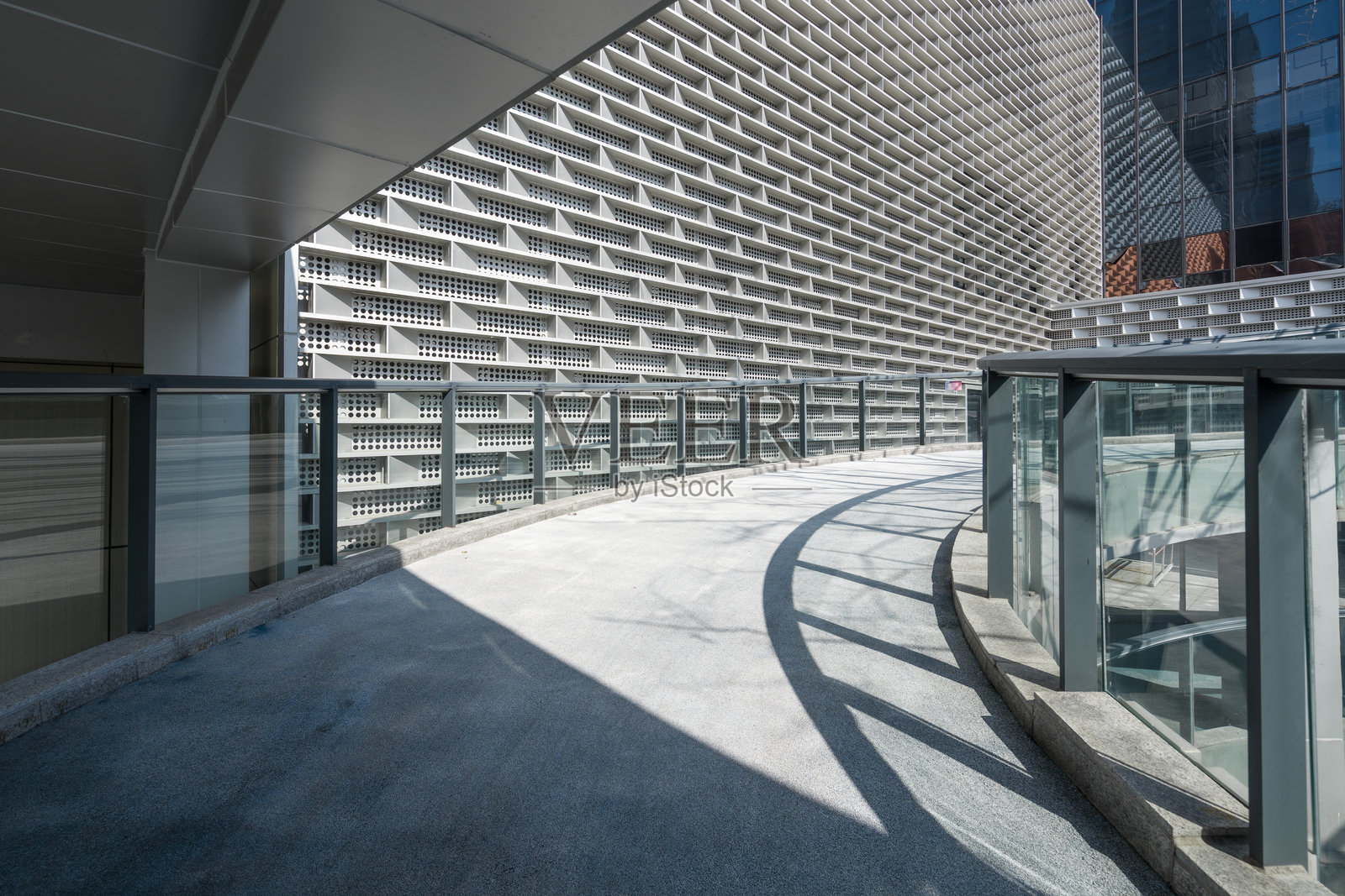 现代建筑弧形连廊与格栅幕墙细节照片摄影图片