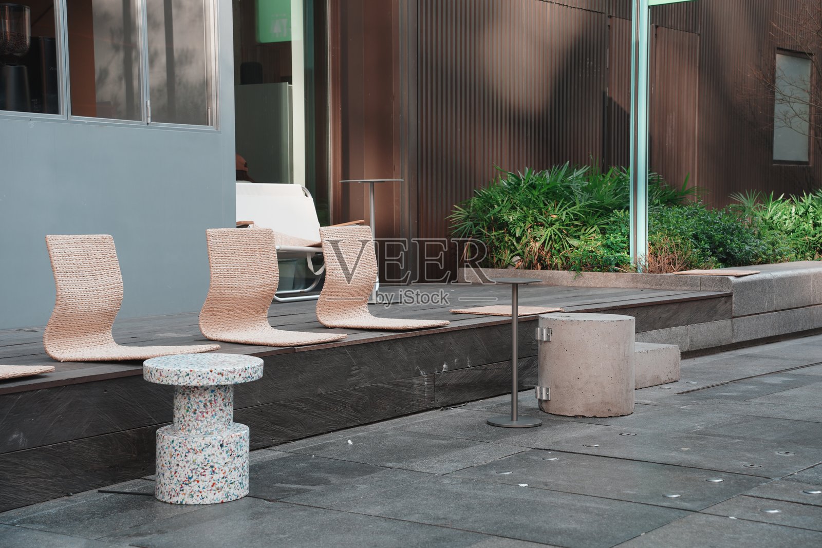 现代户外休闲区藤编座椅与绿植景观照片摄影图片