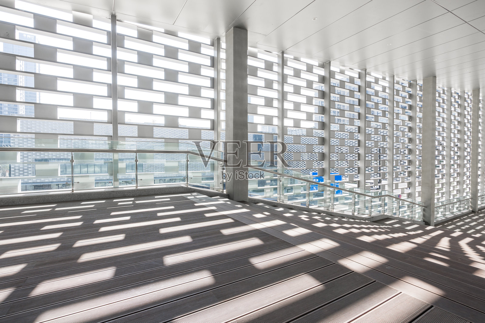 现代建筑室内光影格栅走廊空间照片摄影图片