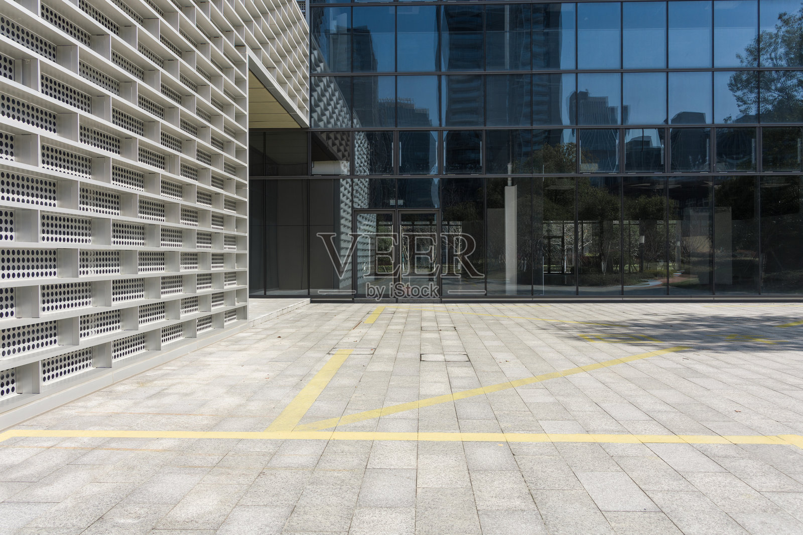 现代建筑玻璃幕墙与镂空墙体广场照片摄影图片