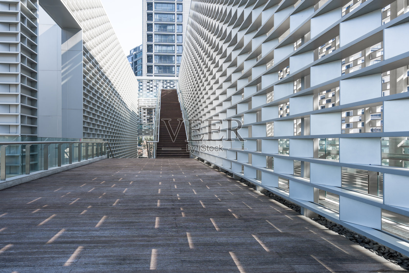 现代建筑廊道几何立面与木质步道照片摄影图片