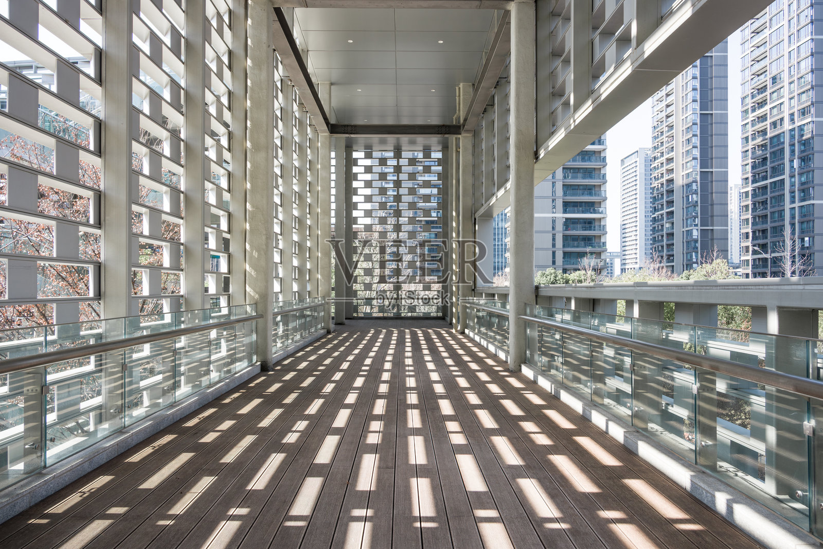 现代城市空中连廊木质地板光影交错照片摄影图片