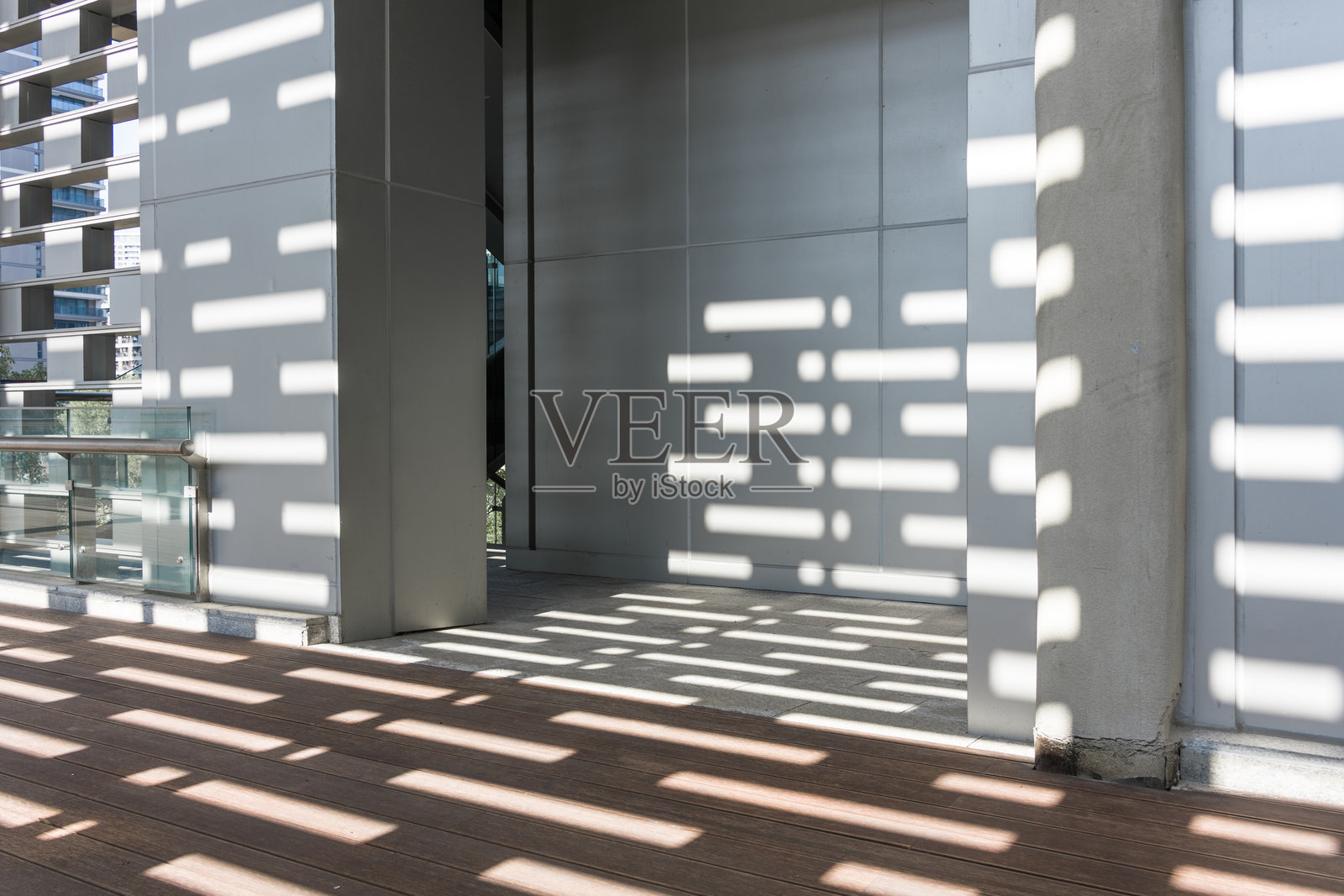 现代建筑光影投射木质地板廊道照片摄影图片