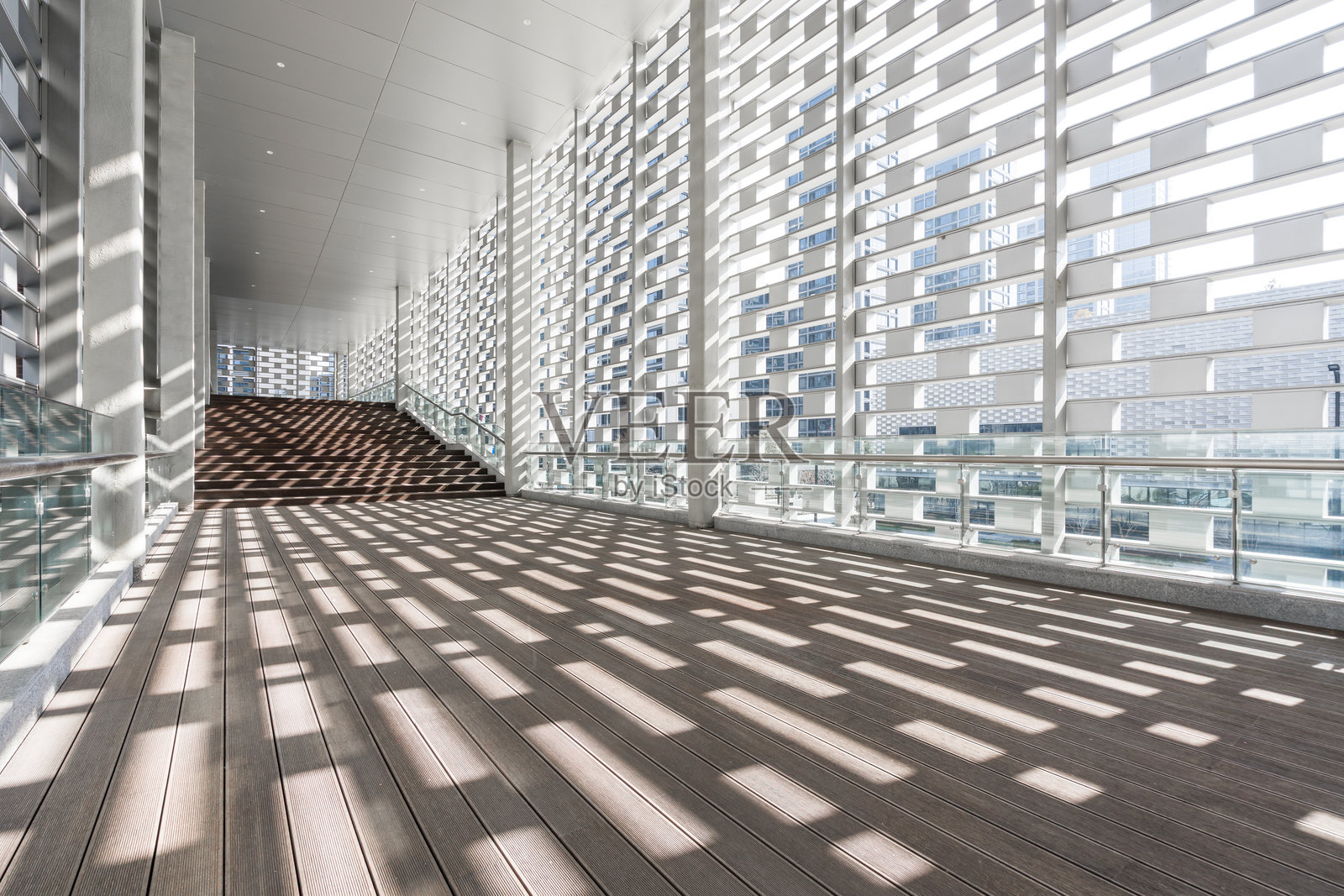 现代建筑廊道光影木质地板通透设计照片摄影图片