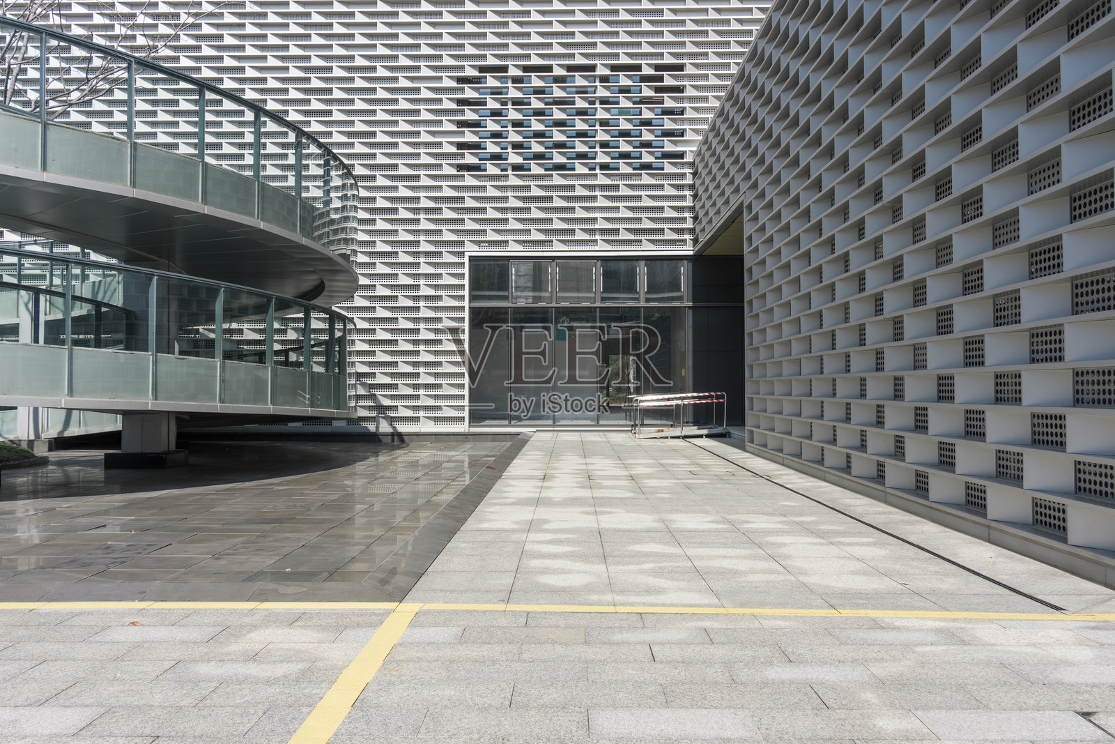 现代建筑几何立面与螺旋步道庭院照片摄影图片