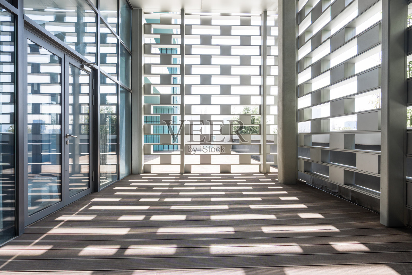 现代建筑光影格栅走廊木质地板照片摄影图片