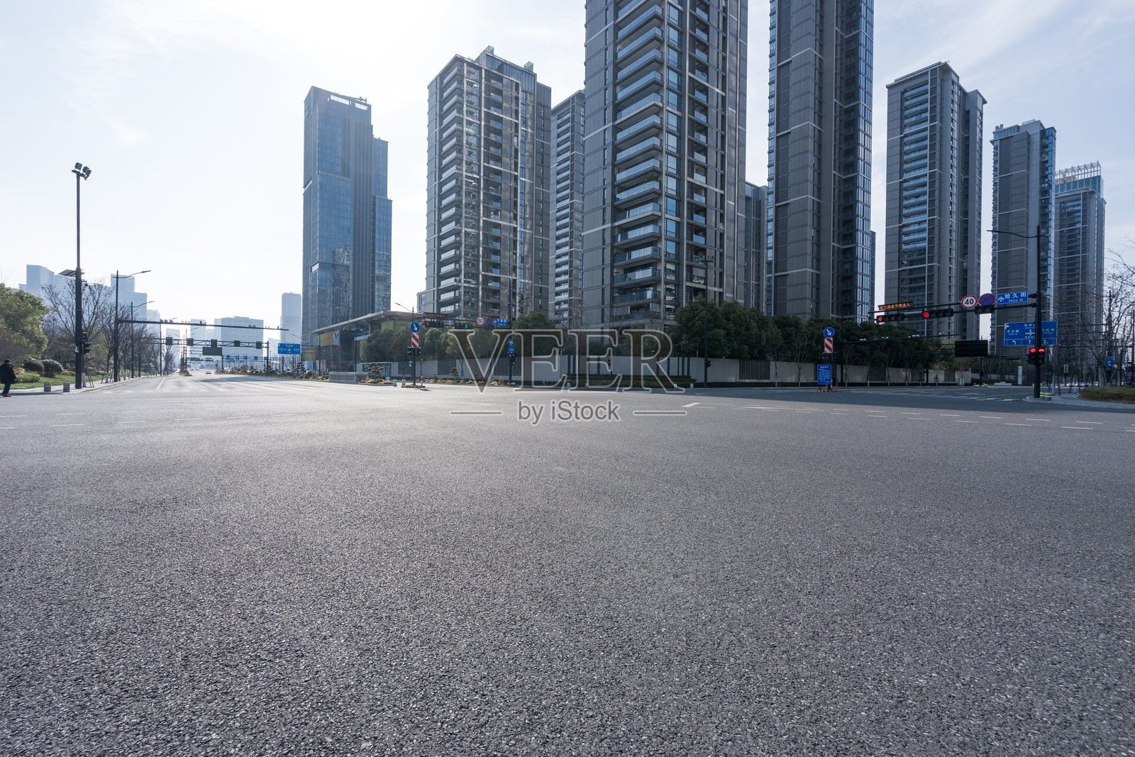 城市空旷街道高楼林立现代都市景观照片摄影图片