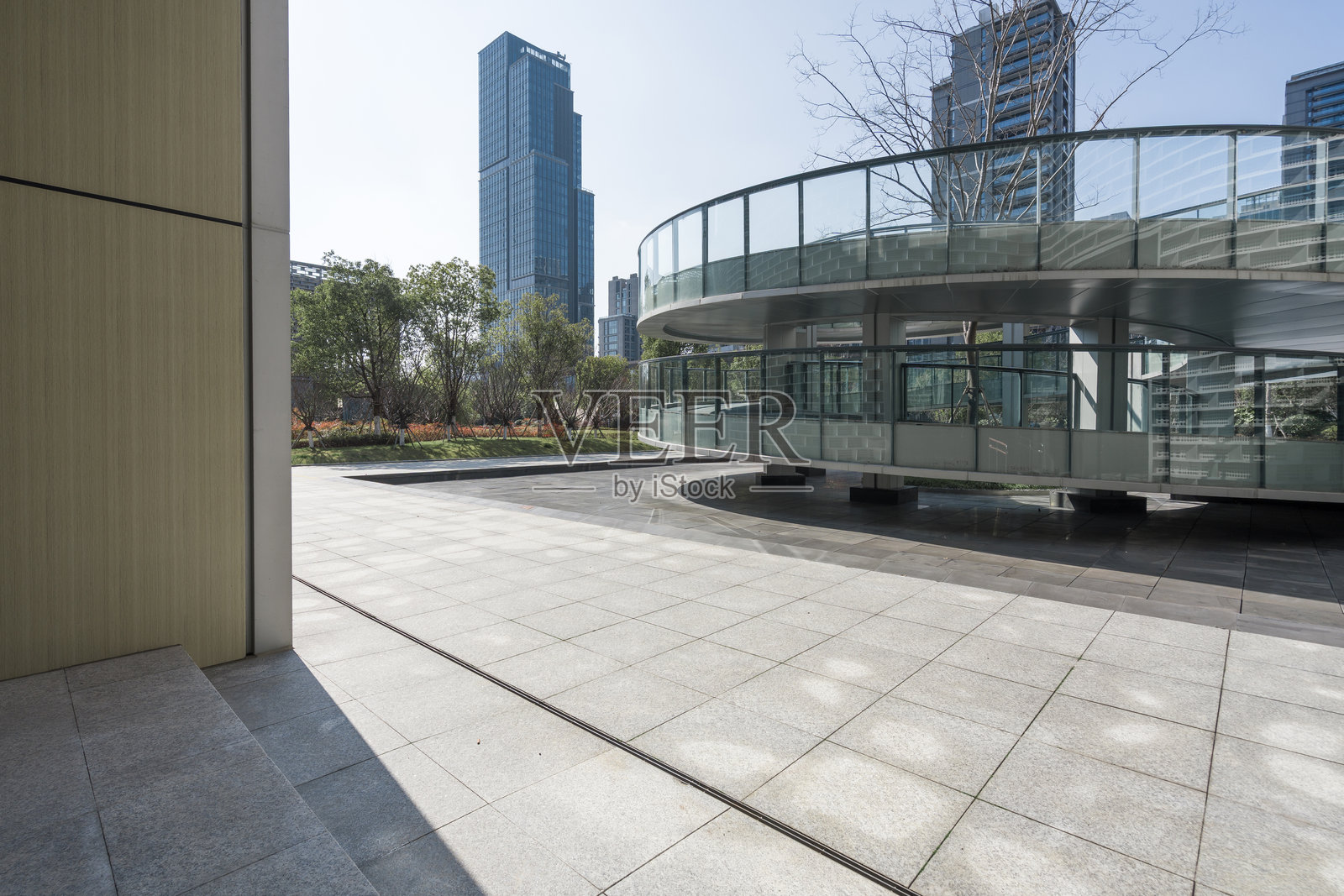 现代城市广场玻璃廊桥与高楼景观照片摄影图片