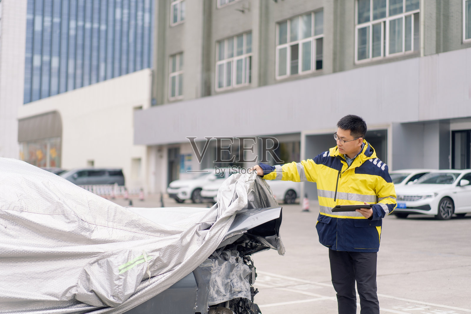 工作人员检查测试车辆照片摄影图片