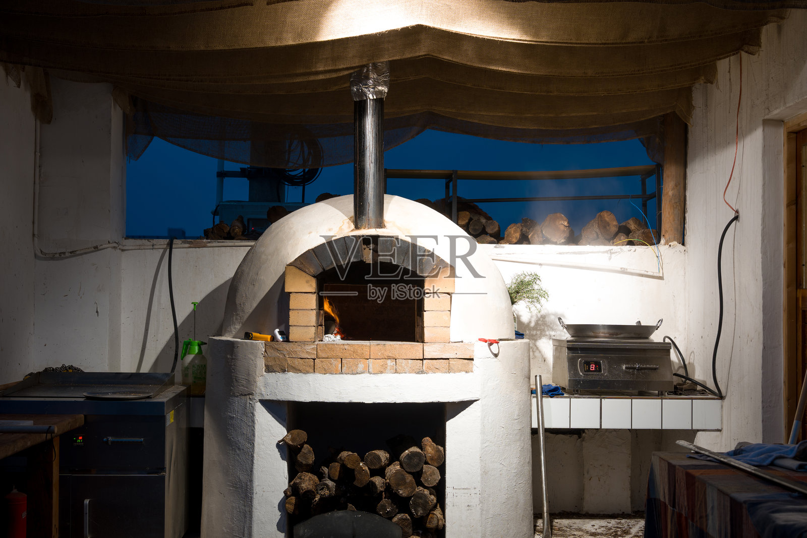 室内砖砌披萨炉燃烧柴火夜景照片摄影图片