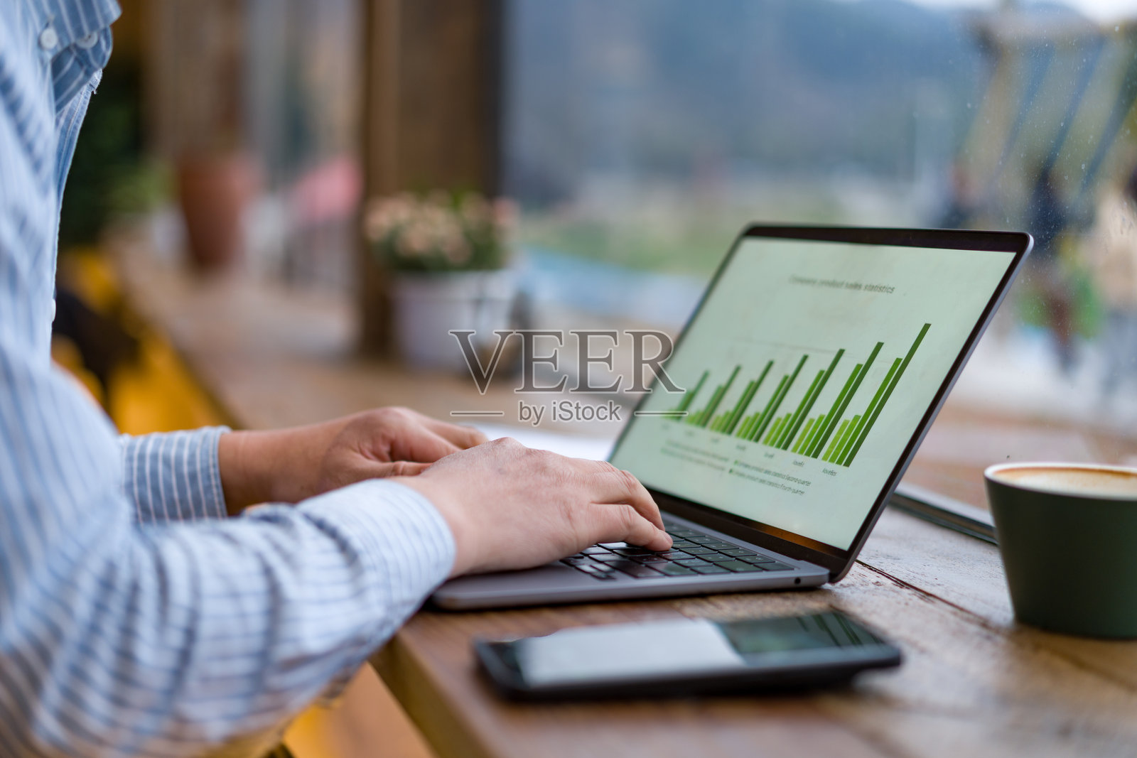 职场人士咖啡馆用笔记本分析数据图表照片摄影图片