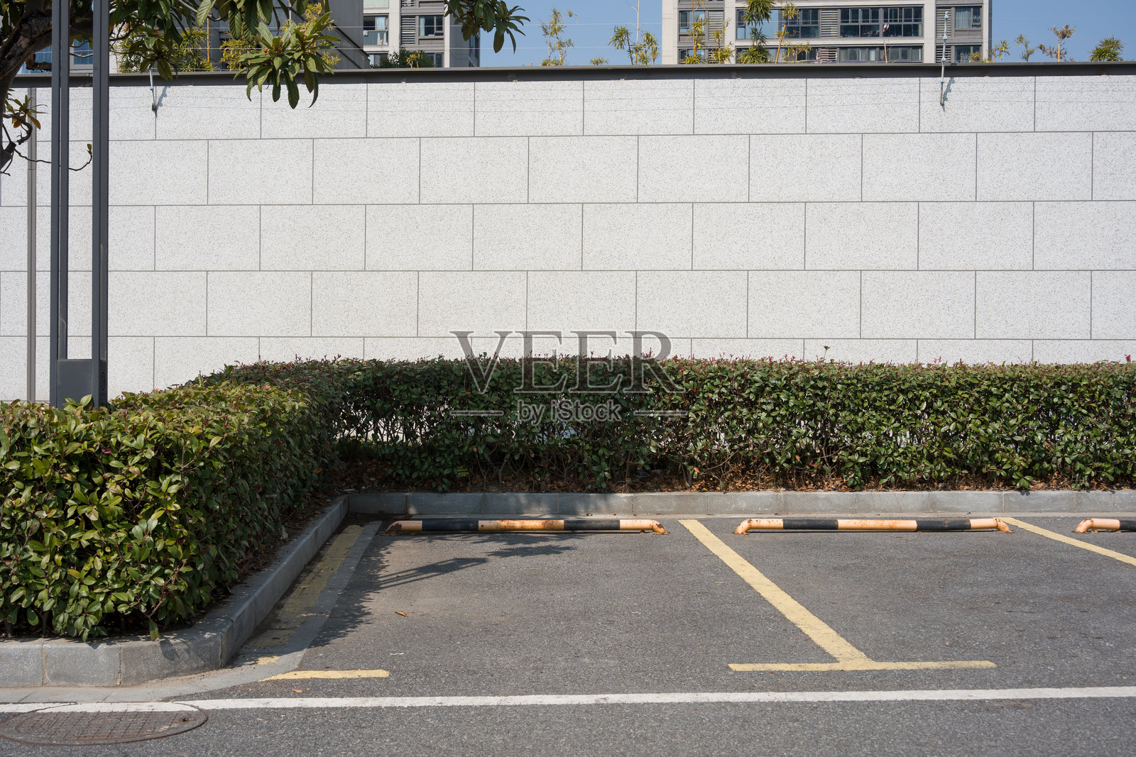 城市停车场空位绿化带与围墙照片摄影图片